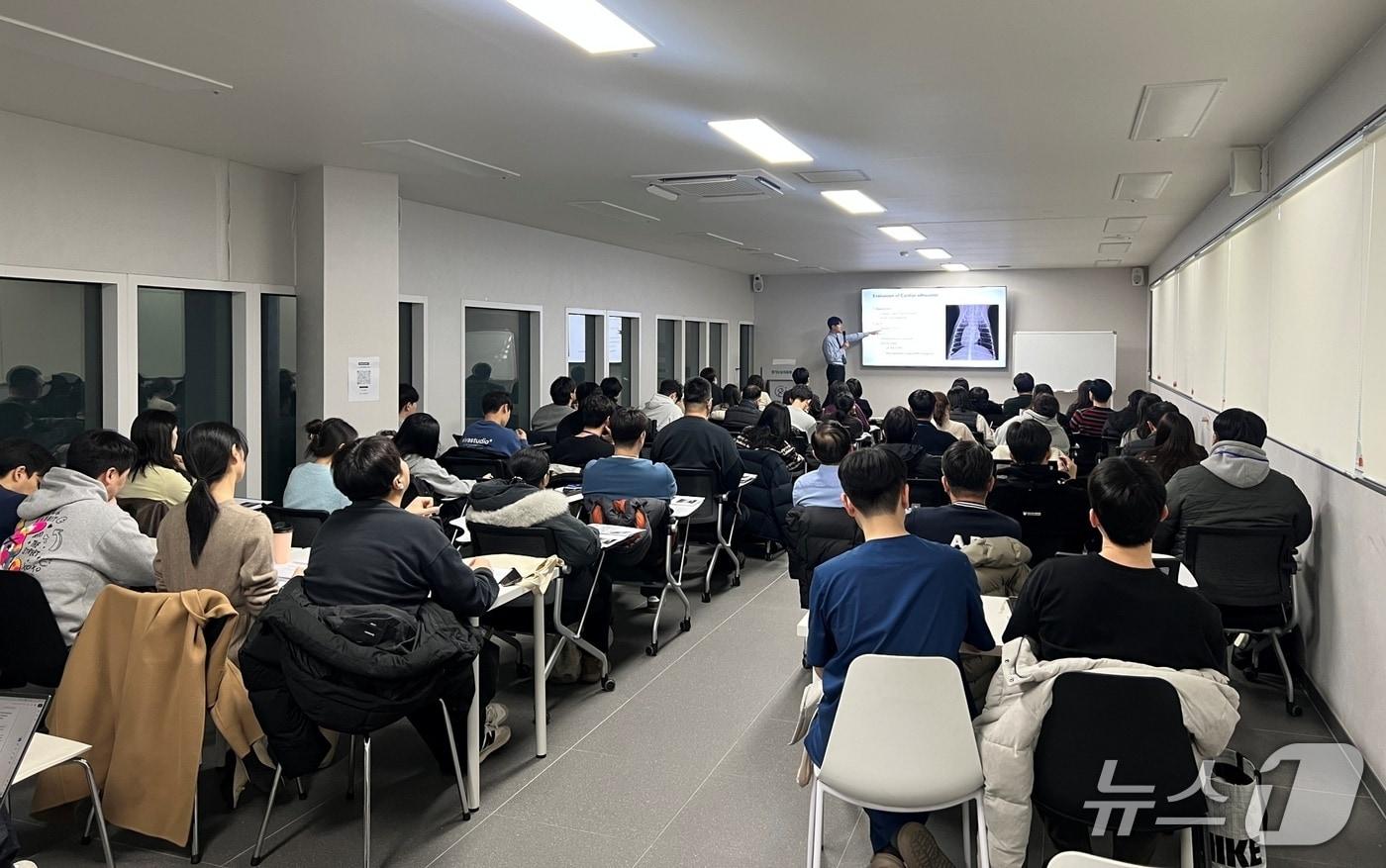 본문 이미지 - 김재환 건국대 교수가 28일 용인 경기동물의료원에서 심장 초음파 강의를 하고 있다(동물병원 제공). ⓒ 뉴스1