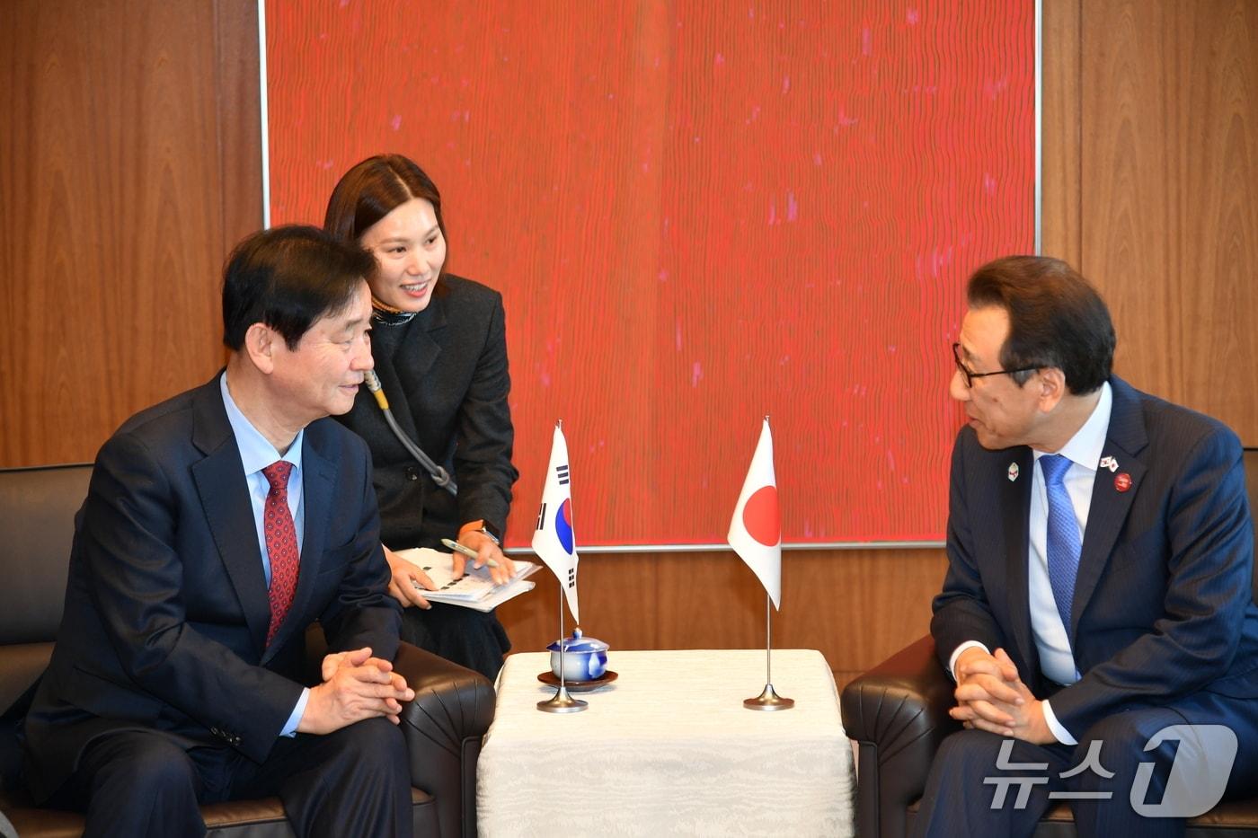 본문 이미지 - 최문순 화천군수가 지난 4일 일본 삿포로시 초청으로 눈축제 개막식에 참석해 야마모토 가쓰히로 삿포로 시장과 환담하고 있다.(화천군 제공, 재판매 및 DB금지)