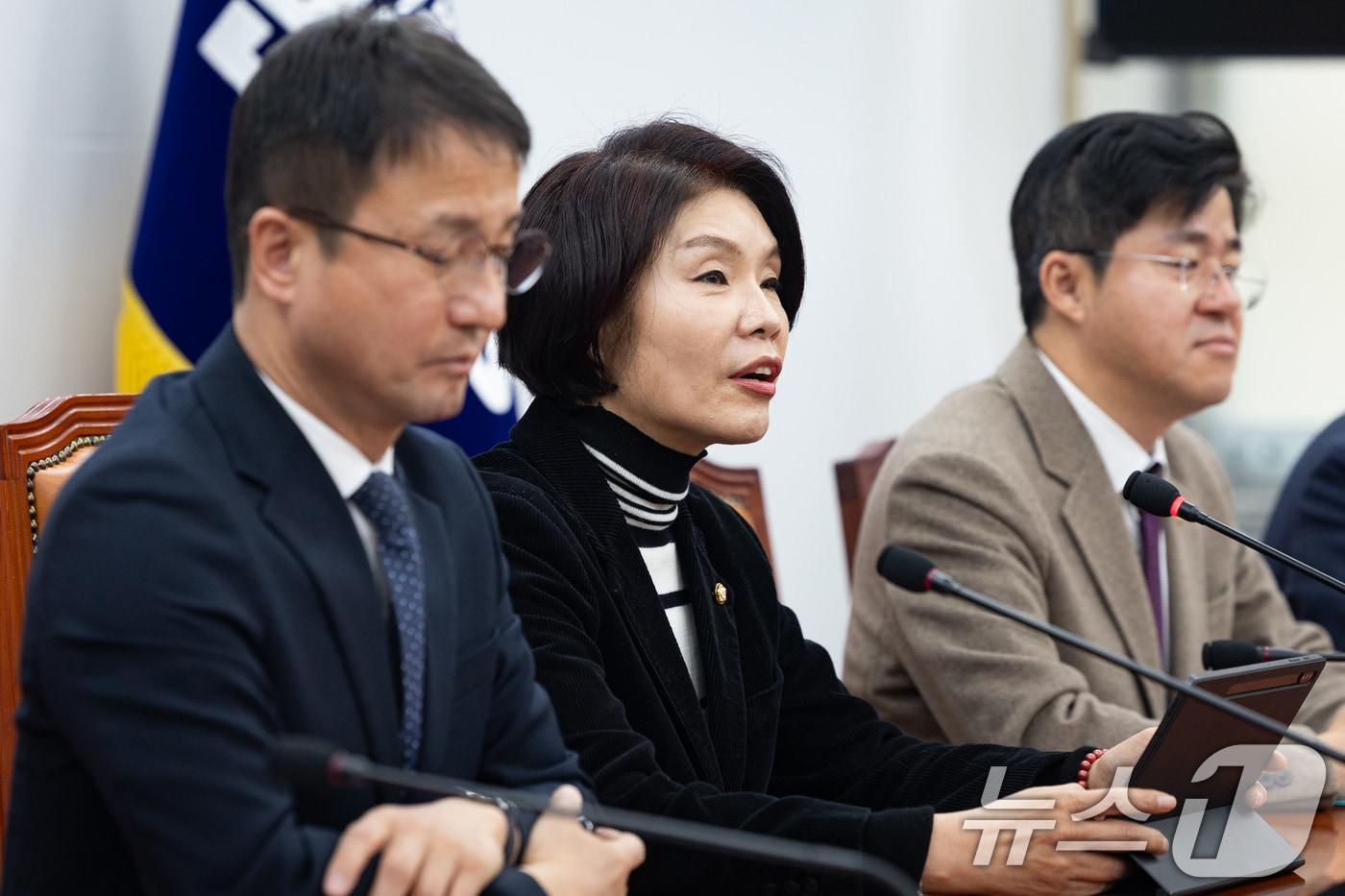 본문 이미지 - 한정애 더불어민주당 정책위의장이 5일 서울 여의도 국회에서 열린 정책조정회의에서 모두 발언을 하고 있다. 2026.2.5/뉴스1 ⓒ News1 유승관 기자