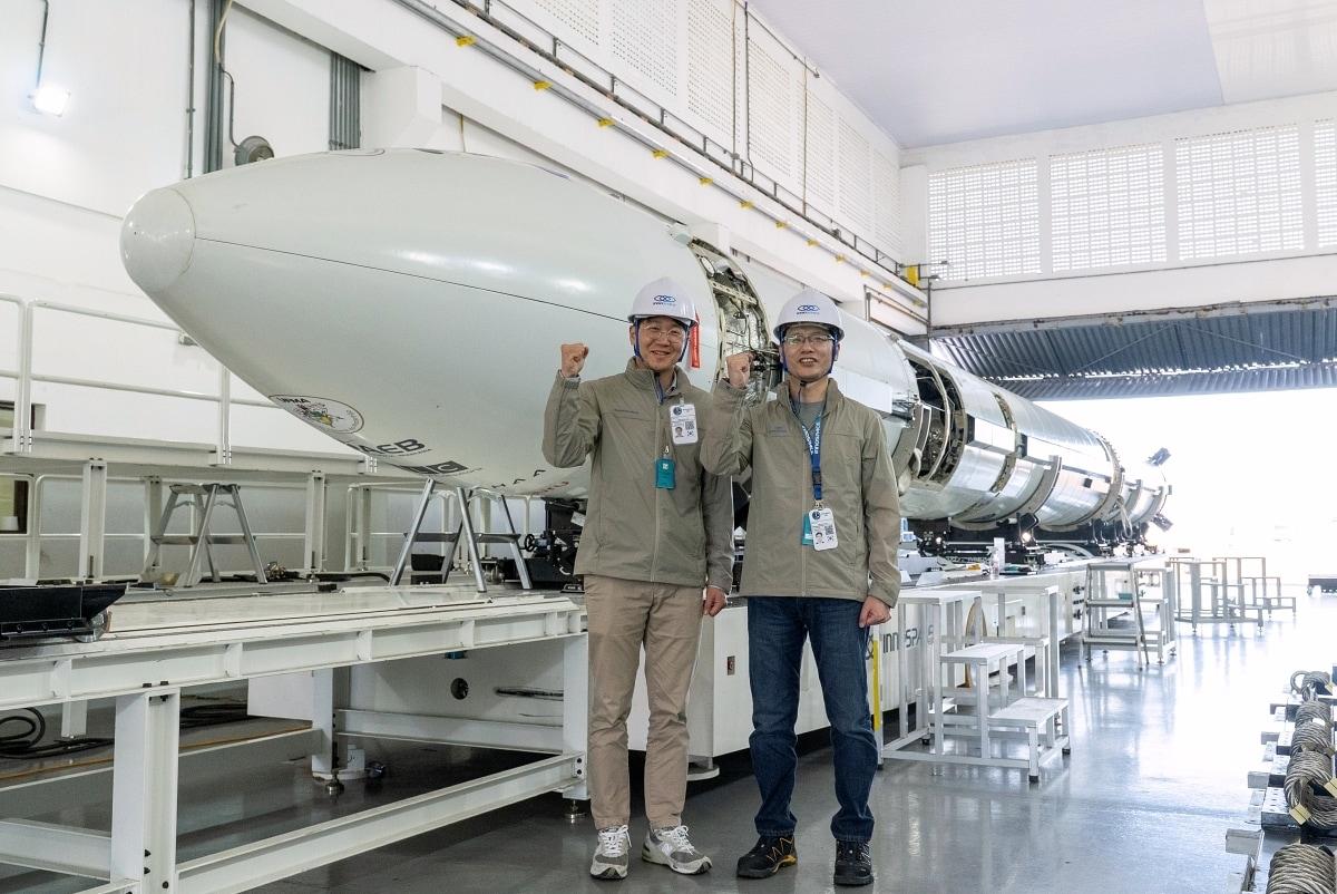 본문 이미지 - 안상현 코오롱스페이스웍스 대표(왼쪽)가 지난해 11월 브라질 알칸타라 우주센터를 찾아 김수종 이노스페이스  대표와 '한빛-나노' 발사체 앞에서 기념사진을 촬영하고 있다.(코오롱스페이스웍스제공)