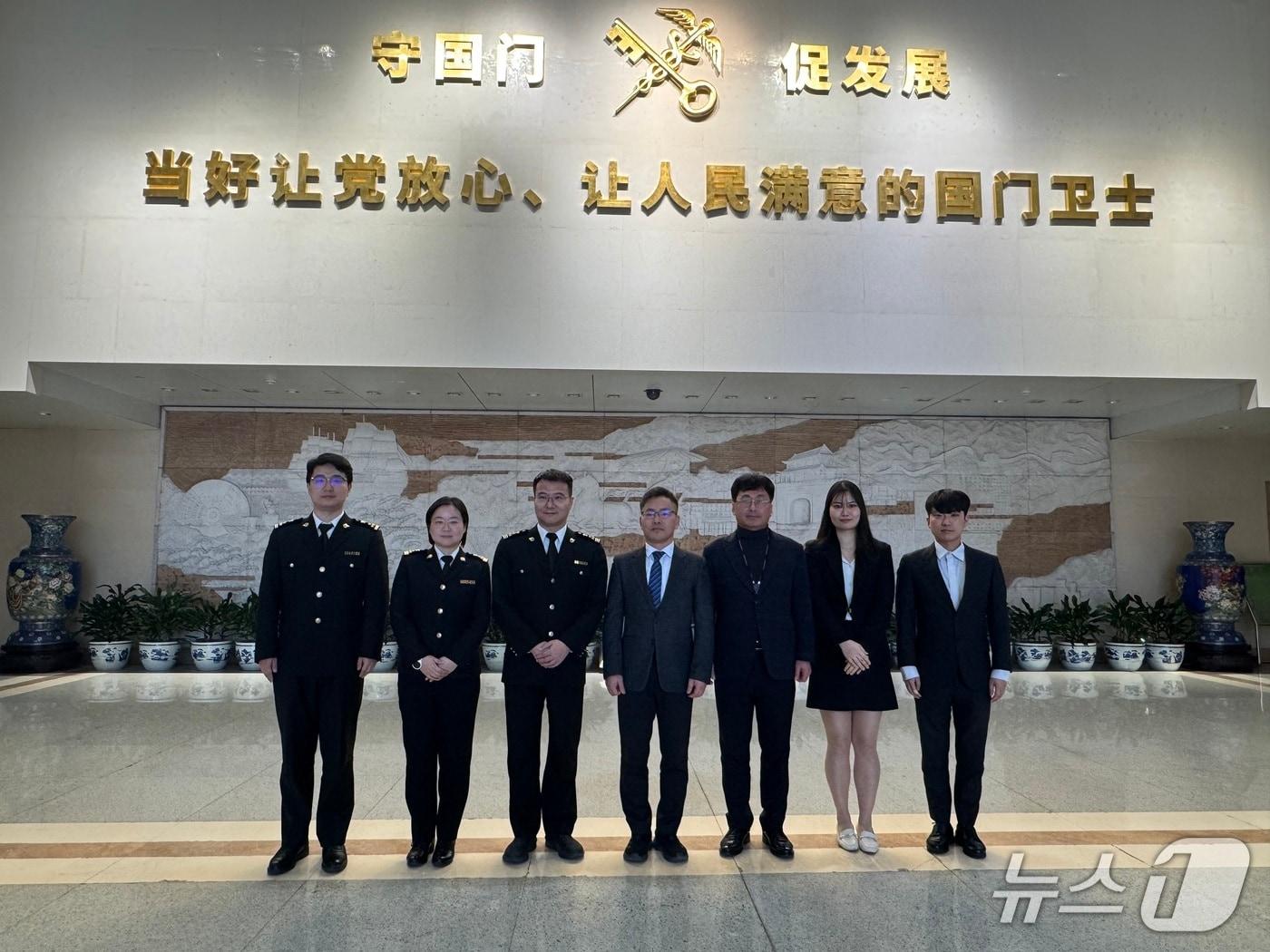 본문 이미지 - 박시원 관세청 통관검사과장(가운데)이 중국해관과 지재권 보호 협력 방안 구체화를 위한 회의를 마친 뒤 기념 촬영하고 있다. (관세청 제공.재판매 및 DB금지)/뉴스1