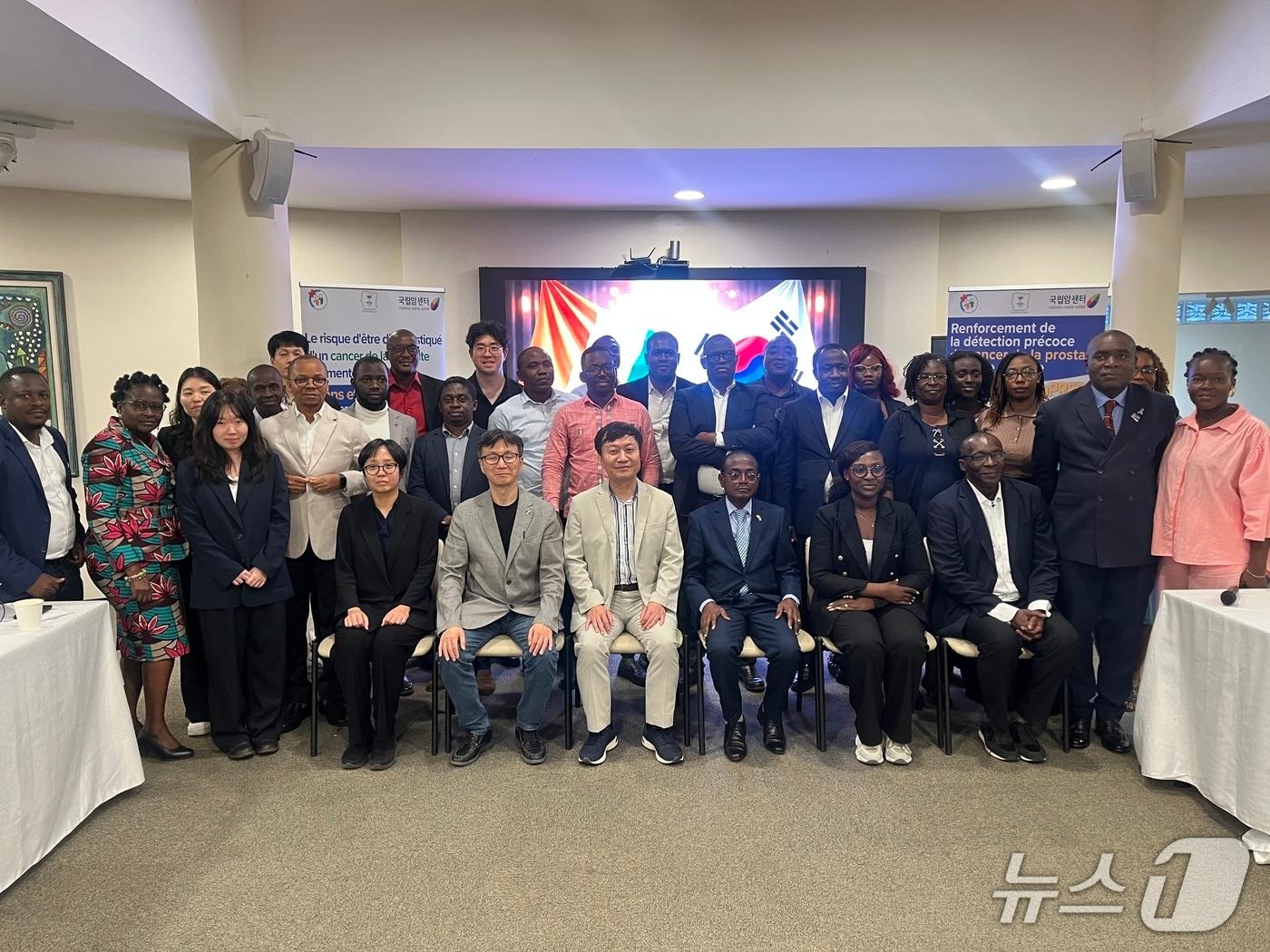 본문 이미지 - 국립암센터는 KOICA(한국국제협력단) ODA(공적개발원조) 사업 일환으로 코트디부아르 보건부 및 국가암관리사업본부(PNLCa)와 함께 코트디부아르 전립선암 조기진단 체계 구축을 위한 합동 워크숍을 지난달 27~28일 이틀간 아프리카 코트디부아르 아비장에서 개최했다고 5일 밝혔다.(국립암센터 제공)