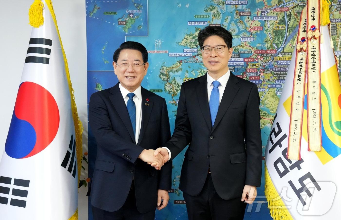 본문 이미지 - 김영록 전라남도지사가 5일 도청 집무실에서 제44대 황기연 신임 전라남도 행정부지사와 기념촬영을 하고 있다.(전남도 제공. 재판매 및 DB금지) 2026.2.5/뉴스1 