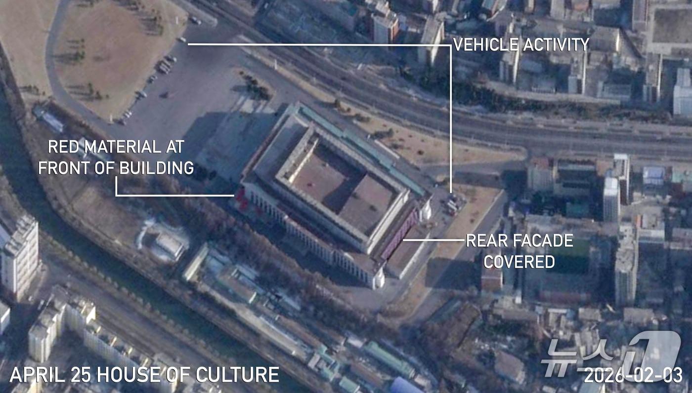 본문 이미지 - 미국 북한전문매체 NK뉴스는 5일 위성사진 분석을 통해 과거 당 대회가 열렸던 평양 4·25문화회관 외부에 붉은색 장식물이 설치되는 등 행사 준비 동향이 추가로 확인됐다고 보도했다.(NK뉴스 갈무리).