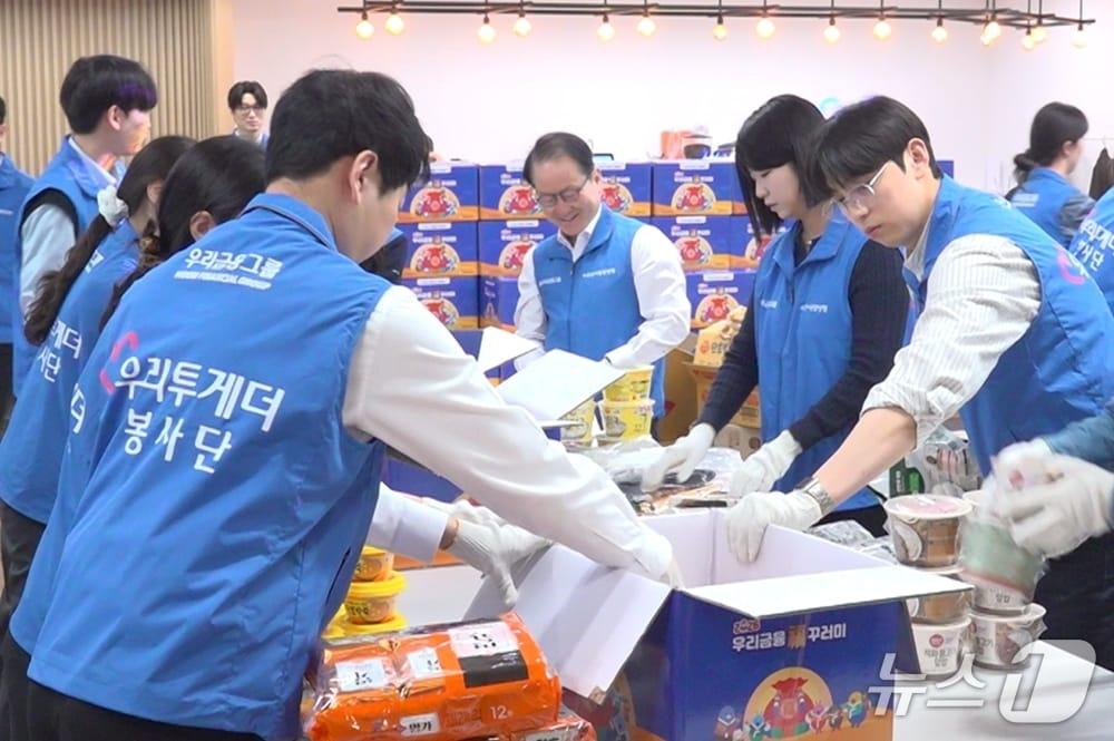 본문 이미지 - 성대규 동양생명 대표이사(가운데)가 임직원들과 함께 ‘우리금융 福(복) 꾸러미’ 포장 봉사활동에 참여하고 있다./사진제공=동양생명