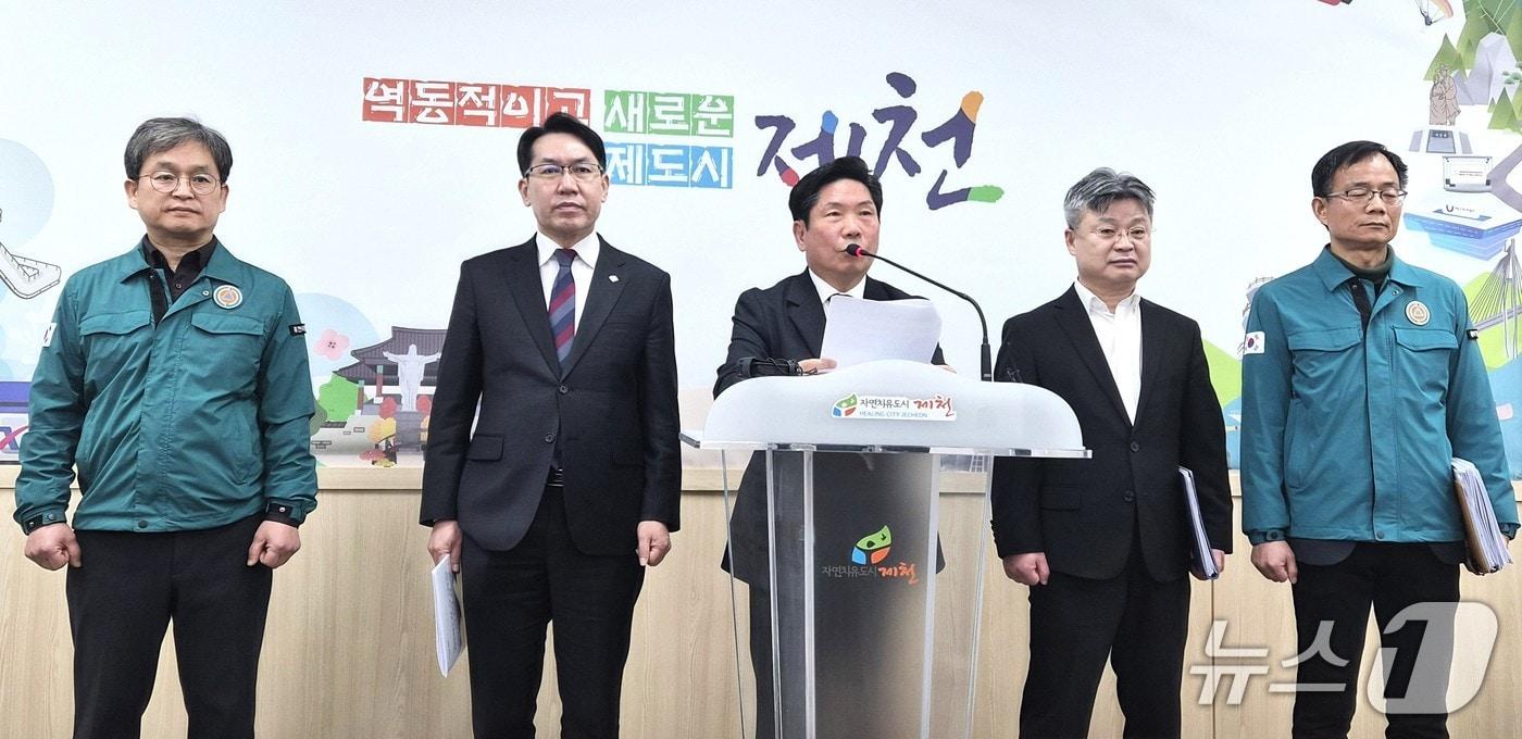 본문 이미지 - 김창규 제천시장과 공무원들이 제천화재 참사와 관련해 기자회견을 하고 있다.2026. 2.5/뉴스1