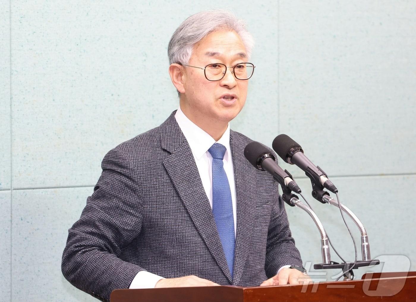 본문 이미지 - 나인권 전북도의원이 5일 전북 전주시 전북특별자치도의회에서 뇌물수수 의혹 각하 결정 관련 기자회견을 열고 질의에 답변을 하고 있다. ⓒ News1 유경석 기자