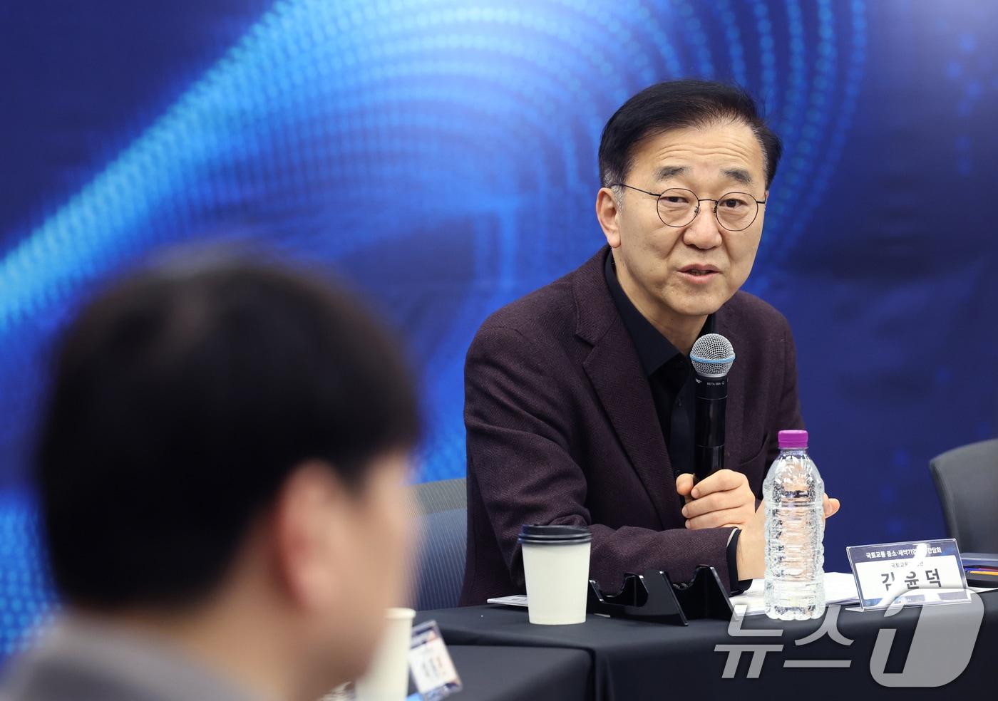 본문 이미지 - 김윤덕 국토교통부 장관이 5일 경기 성남시 수정구 판교글로벌비즈센터에서 열린 '첨단기술개발 창업기업 성장을 위한 국토교통 중소·새싹기업과의 간담회'에서 기업들의 질의에 답하고 있다. 2026.2.5/뉴스1 ⓒ News1 김영운 기자