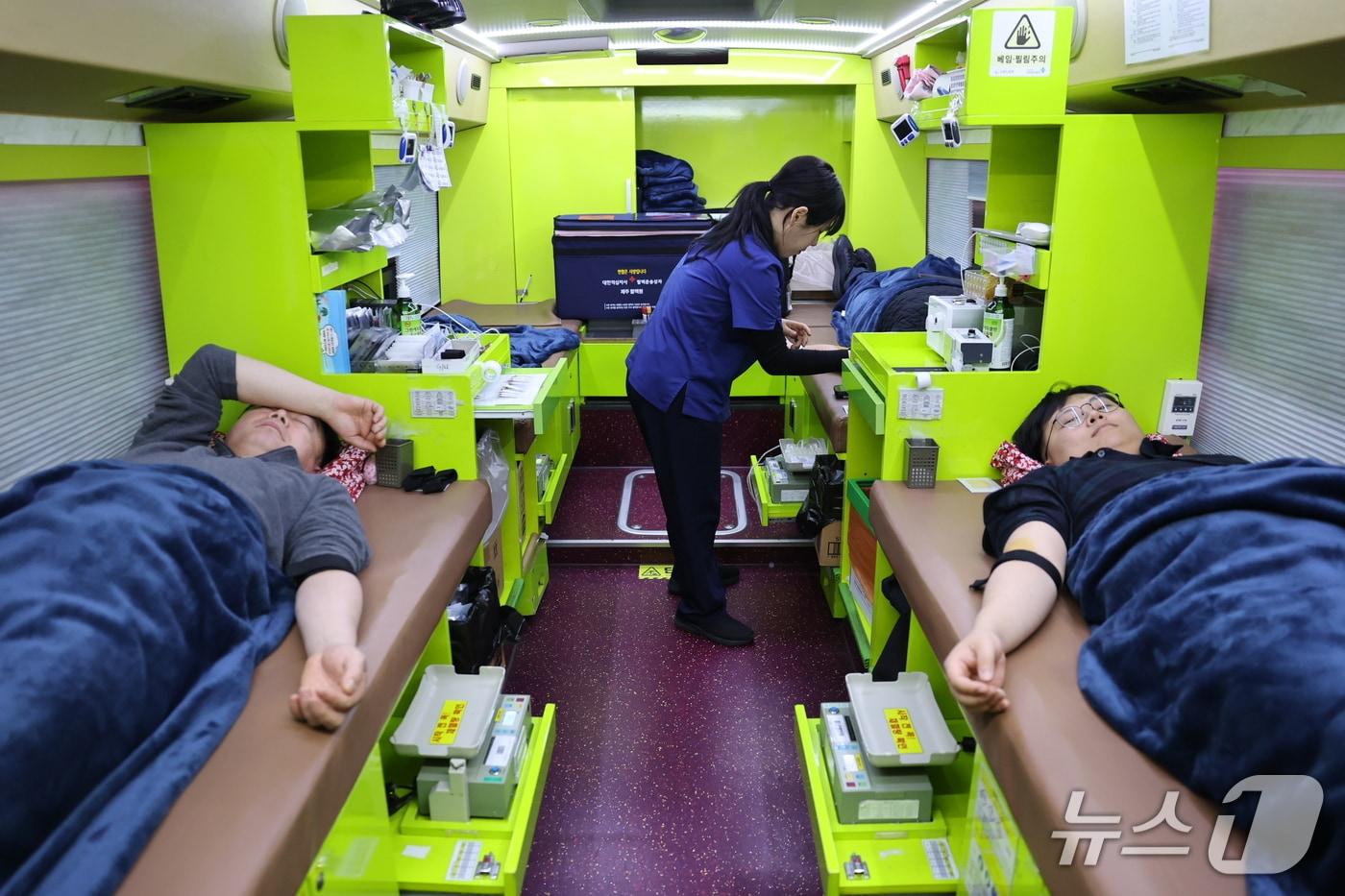 본문 이미지 - 지난 4일 렛츠런파크 제주에서 진행된 한국마사회 제주본부 '2026년 사랑의 단체 헌혈' 캠페인.(한국마사회 제주본부 제공. 재판매 및 DB 금지)