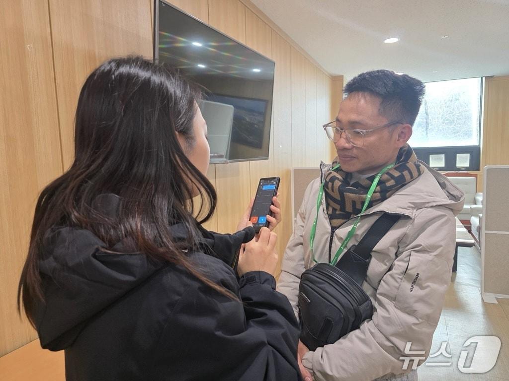 본문 이미지 - 울산 동구는 이달부터 외국인 민원 처리부서를 대상으로 외국어 AI 실시간 통·번역기 대여 서비스를 시행한다.(울산 동구 제공. 재판매 및 DB금지)/뉴스1