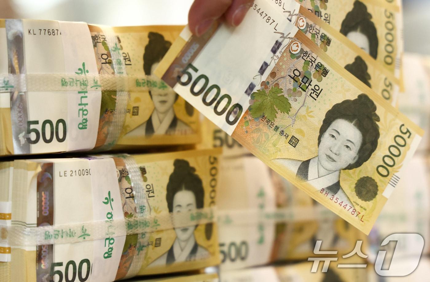 본문 이미지 - 5만원권. 2026.2.5/뉴스1 ⓒ News1 최지환 기자