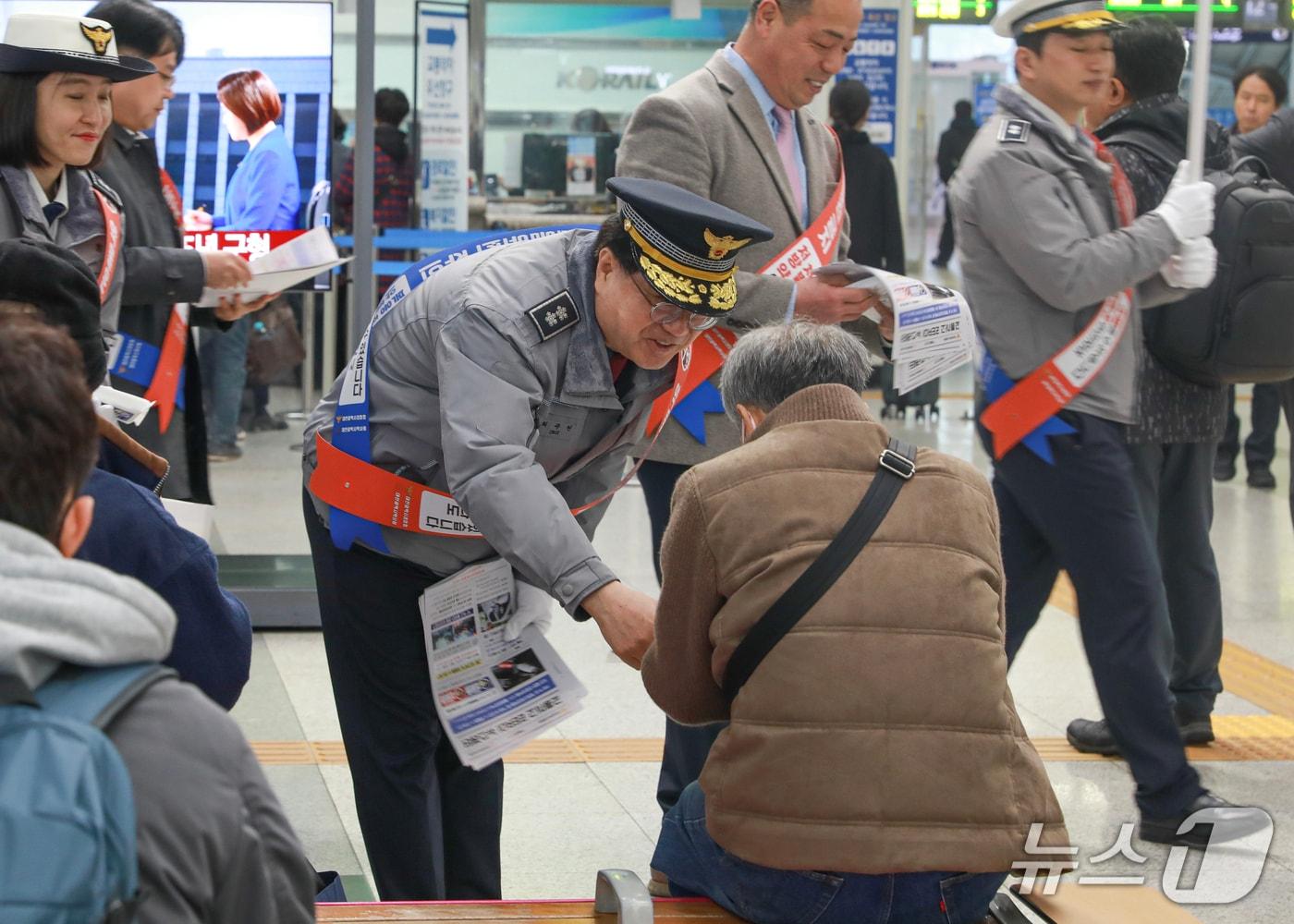 본문 이미지 - 최주원 대전경찰청장이 5일 오전 대전역 내 대합실에서 ‘약물 운전’ 및 ‘약에 의한 졸음운전’ 예방 캠페인을 하고 있다. (대전경찰청 제공. 재판매 및 DB금지) 2026.2.5/뉴스1