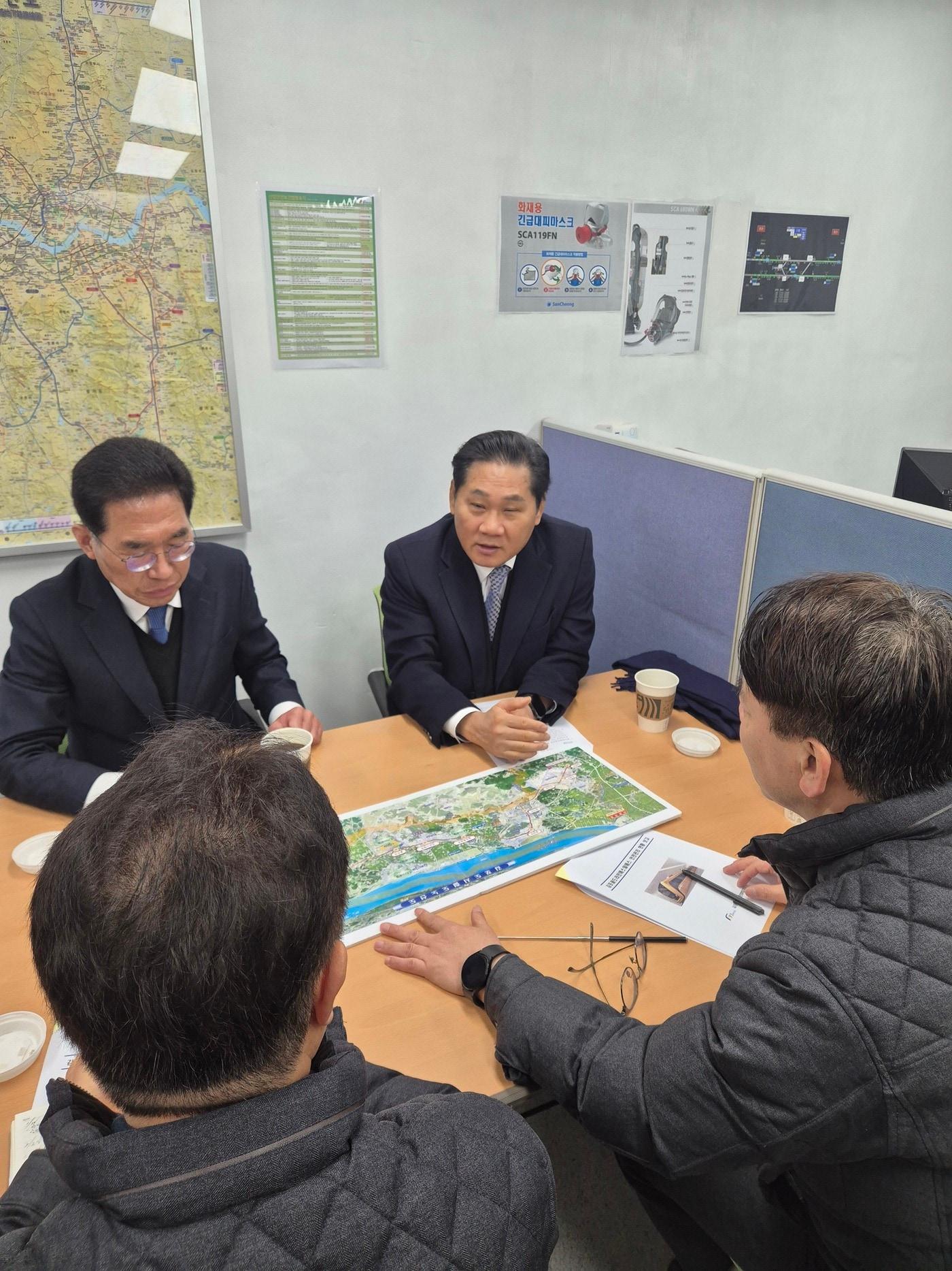 본문 이미지 - 김용석 국토교통부 대도시권광역교통위원회 위원장(오른쪽)은 5일 오전 김포골드라인 구래역을 찾아 현장을 점검하고 있다(대도시권광역교통위원회 제공).뉴스1 ⓒ News1