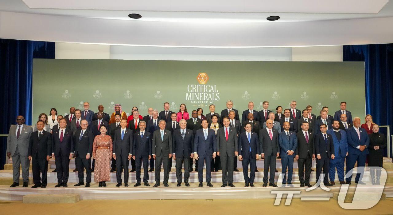 본문 이미지 - 조현 외교부 장관이 4일(현지시간) 미국 워싱턴DC 국무부 청사에서 열린 제1회 핵심 광물 장관 회의에서 마코 루비오 미 국무장관 등 55개국 장관급 인사들과 기념촬영을 하고 있다. (외교부 제공. 재판매 및 DB 금지) 2026.2.5/뉴스1 ⓒ News1 임세영 기자