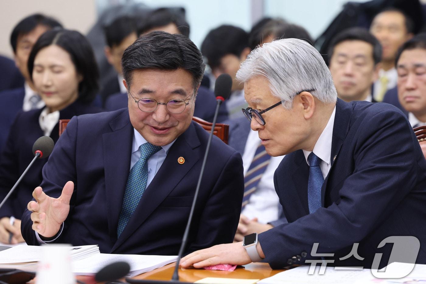 본문 이미지 - 윤호중 행정안전부 장관과 최동석 인사혁신처장이 5일 서울 여의도 국회에서 열린 행정안전위원회 전체회의에서 대화하고 있다. 2026.2.5 ⓒ 뉴스1 신웅수 기자
