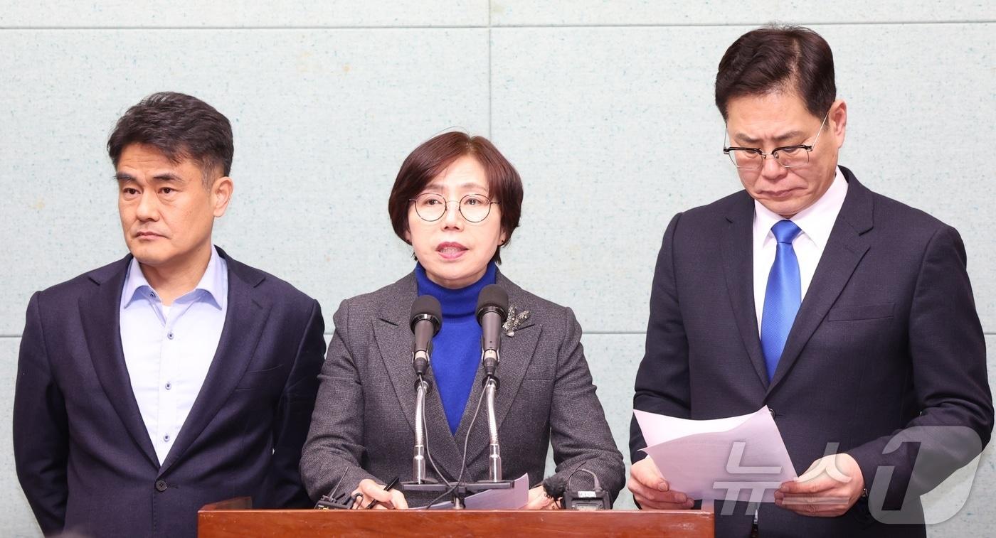 본문 이미지 - 더불어민주당 전주시장 출마예정자들이 5일 전북 전주시 전북특별자치도의회에서 전주완주통합 결단 촉구 기자회견을 하고 있다. 왼쪽부터 성치두, 국주영은, 조지훈 출마예정자. ⓒ News1 유경석 기자