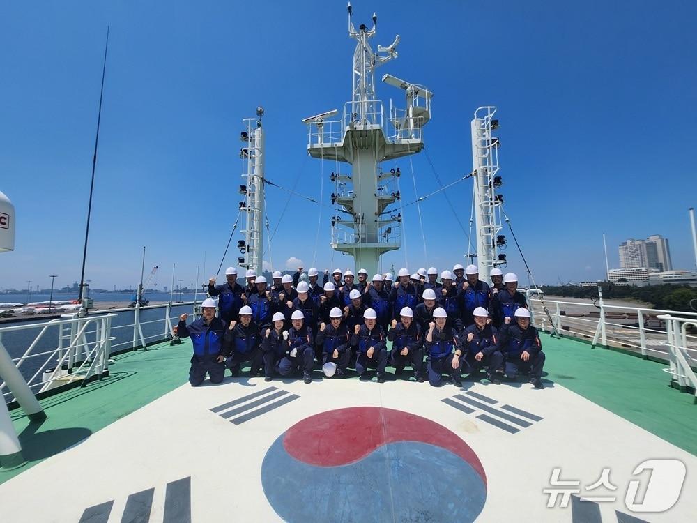 본문 이미지 - 지난해 7월 특별 승선실습을 수료한 교육생들이 단체 기념사진을 촬영하고 있다. (인천해사고등학교 부설 해기교육원 제공.재판매 및 DB금지)