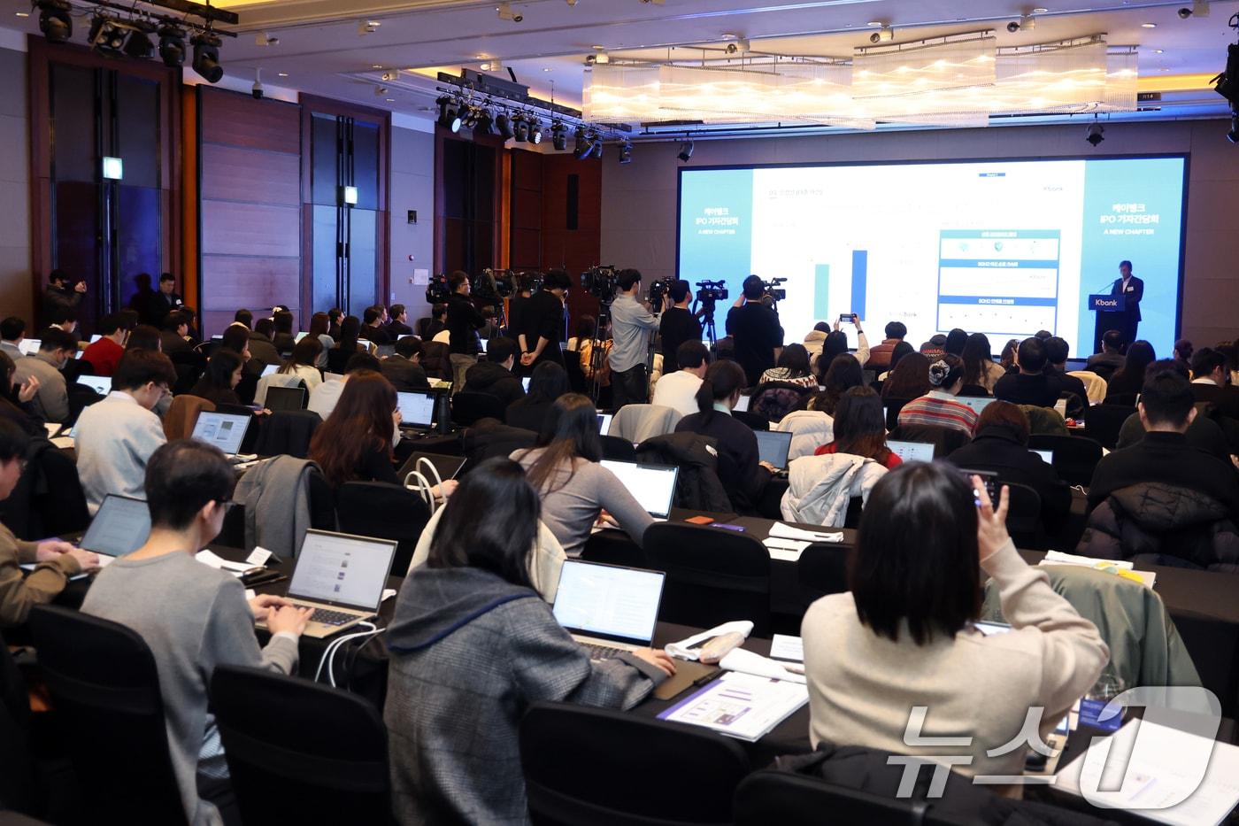 본문 이미지 - 최우형 케이뱅크 은행장이 5일 오전 서울 영등포구 여의도 콘래드호텔에서 열린 기업공개(IPO) 기자간담회에서 성과와 상장 이후 사업계획을 발표하고 있다. 2026.2.5 ⓒ 뉴스1 황기선 기자