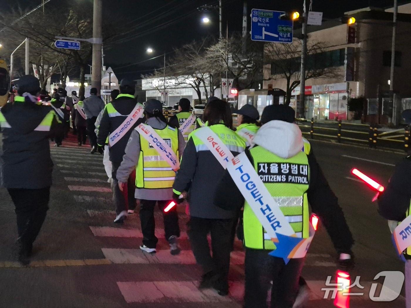 본문 이미지 - 온산외국인자율방범대가 4일 오후 8시께 울산 울주군 온산읍 일대를 순찰하고 있다.2026.2.5/뉴스1ⓒ 뉴스1 박정현 기자