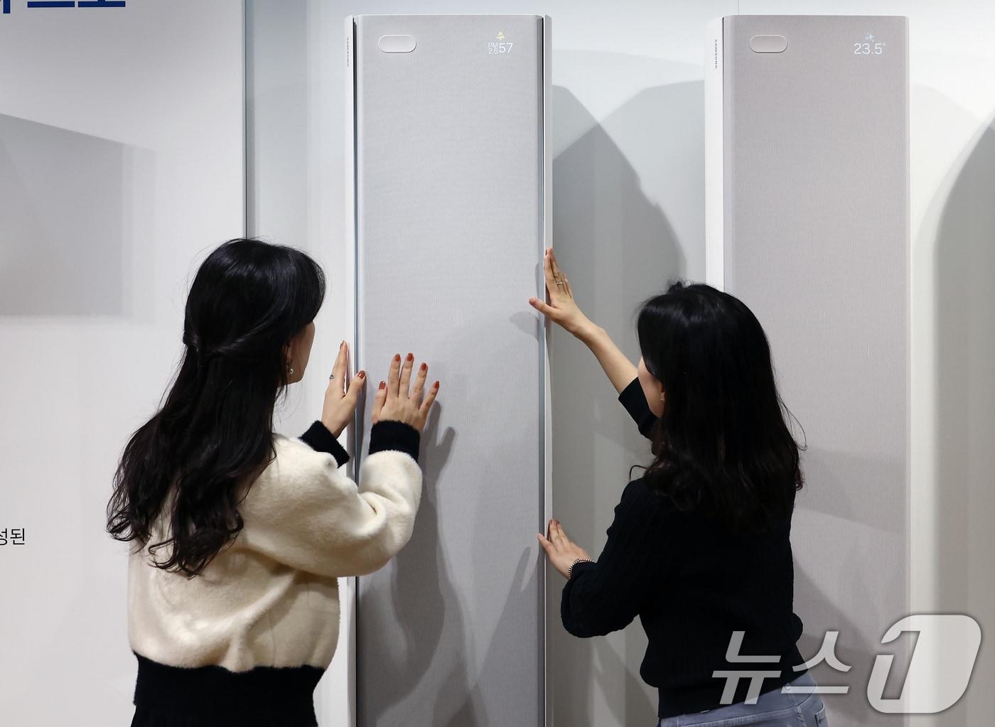 본문 이미지 - 5일 오전 서울 서초구 삼성전자 서울R&D캠퍼스에서 열린 2026년형 에어컨 신제품 미디어 브리핑 행사에서 관계자들이 비스포크 AI 무풍콤보 갤러리 프로 에어컨을 소개하고 있다. 2026.2.5/뉴스1 ⓒ News1 김민지 기자