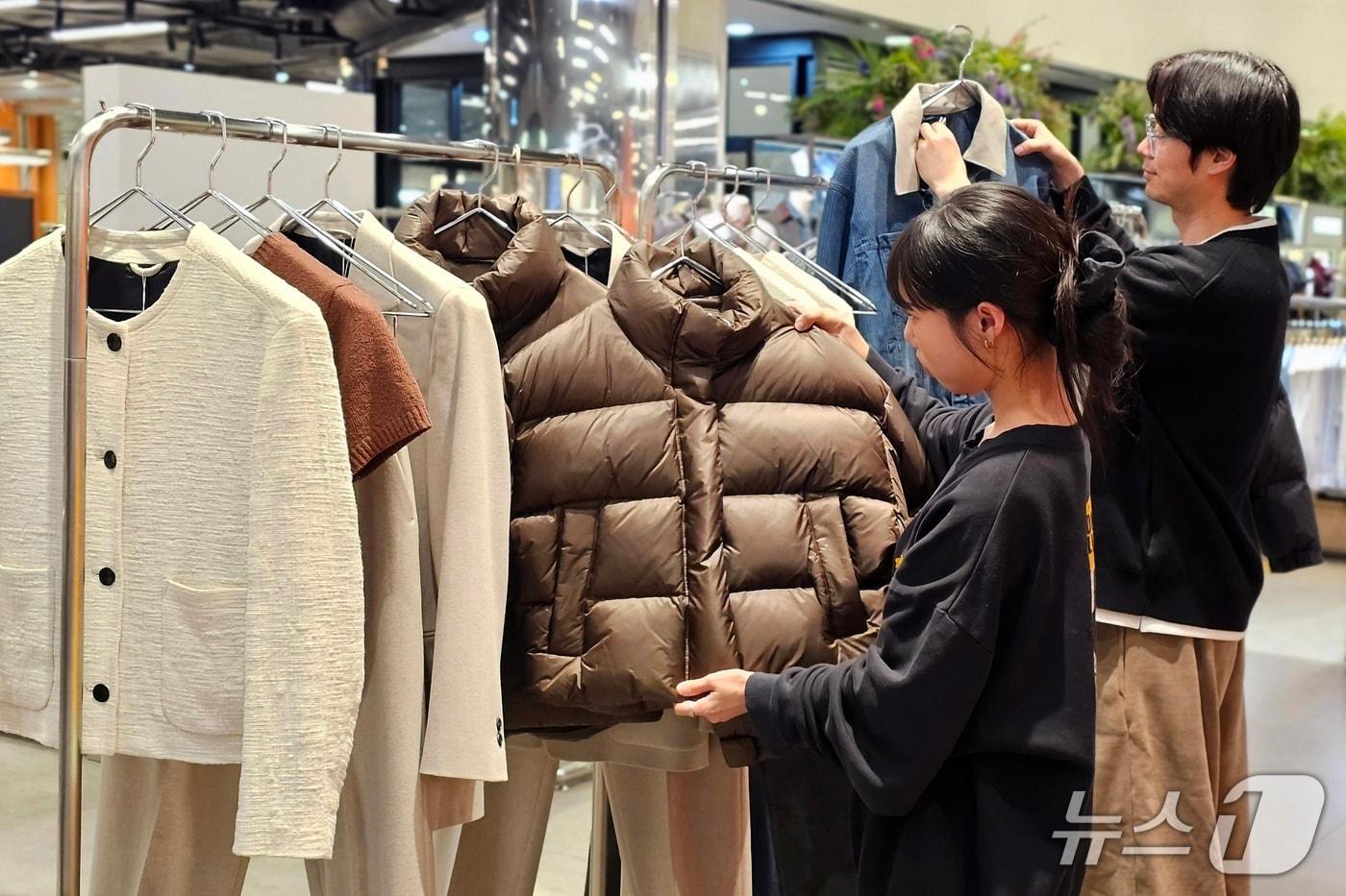본문 이미지 - 신세계백화점 센텀시티를 방문한 고객들이 서촌라인 의류들을 살펴보고 있다.(신세계센텀시티 제공. 재판매 및 DB 금지)