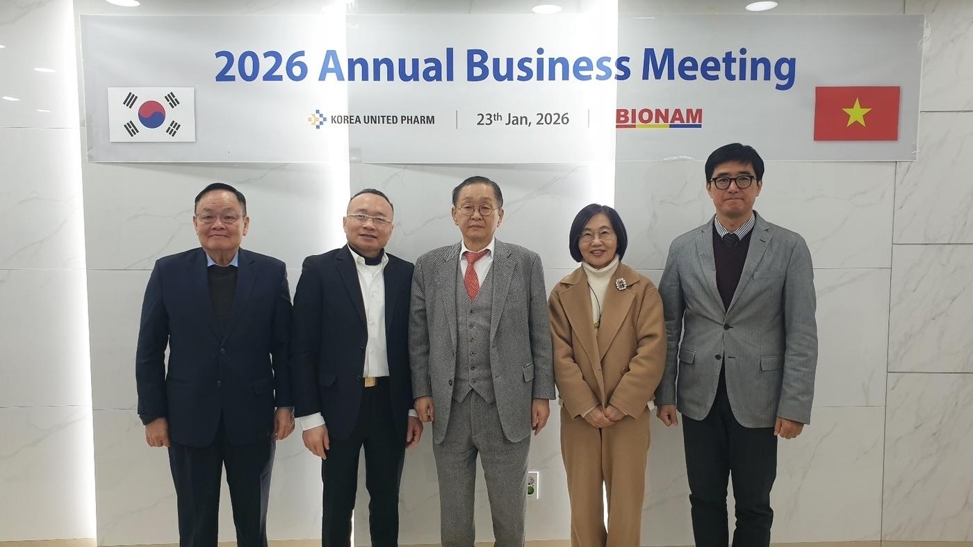 본문 이미지 - 응우옌 민 득 교수(왼쪽부터), 바이오남 응오 득 빈 대표이사, 한국유나이티드제약 강덕영 대표, 김귀자 부사장, 양진영 상무가 사업 전략 논의 후 기념사진을 찍고 있다.(한국유나이티드제약 제공)/뉴스1