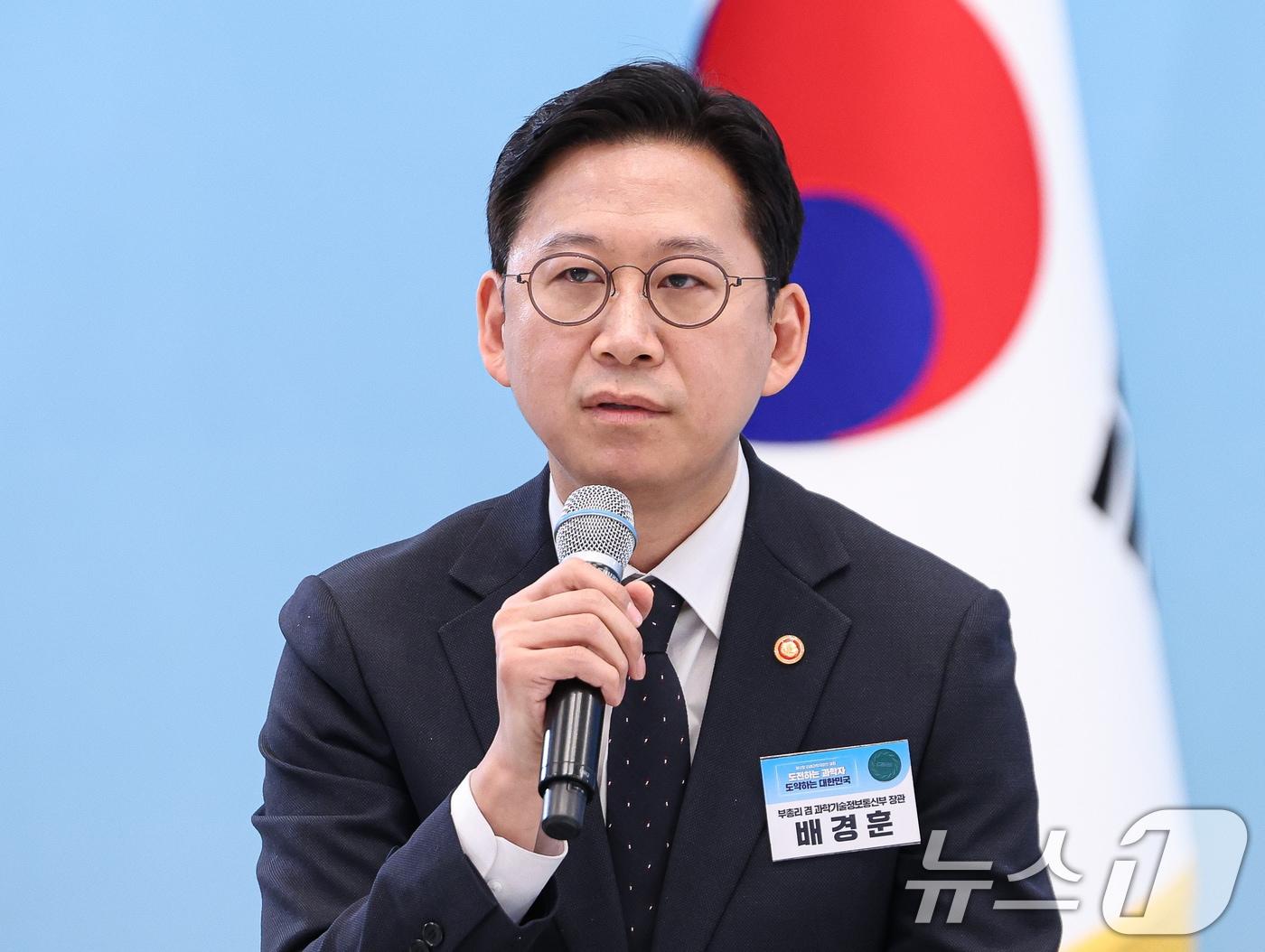 본문 이미지 - 배경훈 부총리 겸 과학기술정보통신부 장관이 5일 청와대에서 열린 대통령과학장학생·올림피아드 대표단 친수 및 간담회(미래 과학자와의 대화)에서 발언을 하고 있다. 2026.2.5 ⓒ 뉴스1 허경 기자