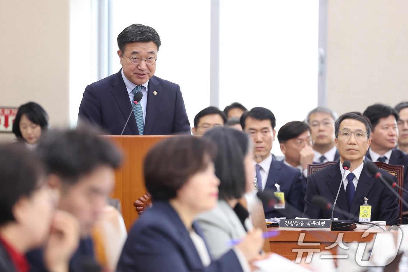 본문 이미지 - 윤호중 행정안전부 장관이 5일 서울 여의도 국회에서 열린 행정안전위원회 전체회의에서 업무 보고를 하고 있다. 2026.2.5 / ⓒ 뉴스1 신웅수 기자