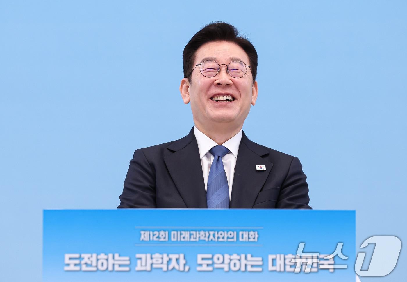 본문 이미지 - 이재명 대통령이 5일 청와대에서 열린 대통령과학장학생·올림피아드 대표단 친수 및 간담회(미래 과학자와의 대화)에서 미소를 짓고 있다. 2026.2.5/뉴스1 ⓒ News1 허경 기자