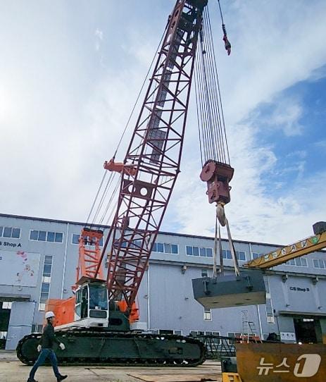 본문 이미지 - 국내 기술로 개발한 150톤급 크롤러 크레인(한국생산기술연구원 제공. 재판매 및 DB금지)