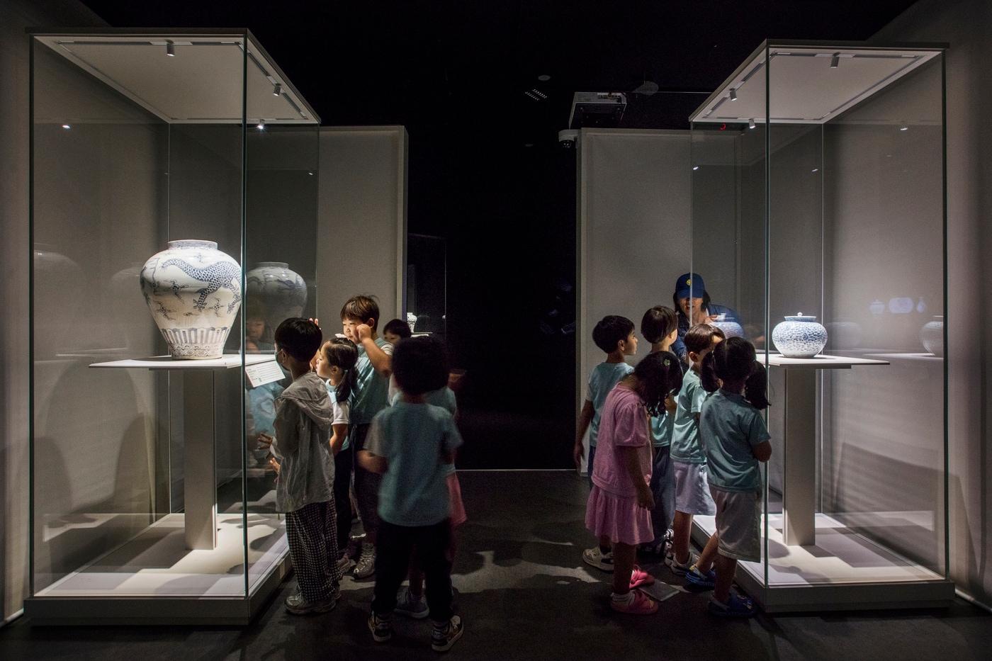 본문 이미지 - 진안역사박물관 어린이 전시 관람 모습(국립중앙박물관 제공)