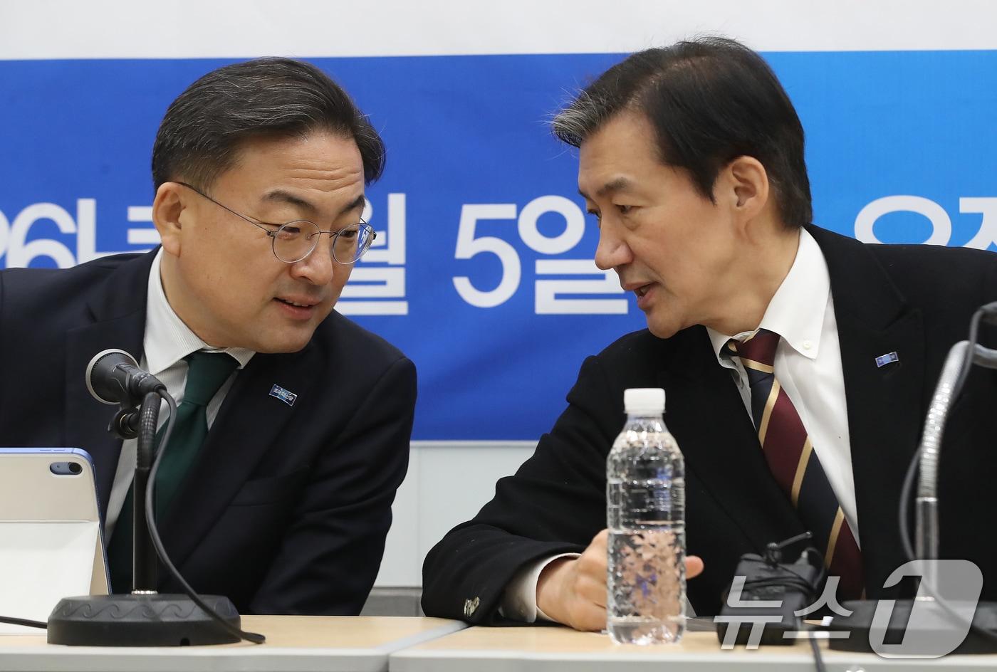 본문 이미지 - 조국 조국혁신당 대표가 지난 2월 5일 부산 동구 부산항국제전시컨벤션센터에서 열린 현장 최고위원회의에서 신장식 최고위원과 대화하고 있는 모습. 2026.2.5 ⓒ 뉴스1 윤일지 기자