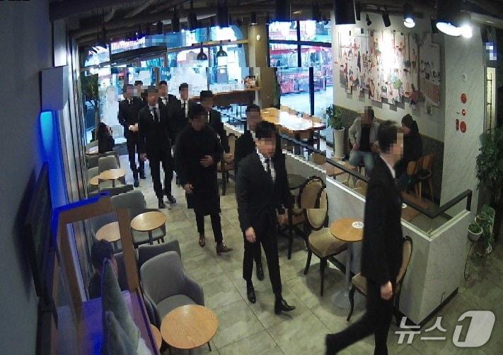 본문 이미지 - 지난해 4월 한 카페에 들어서는 신20세기파 조직원들. (부산경찰청 제공. 재판매 및 DB 금지)