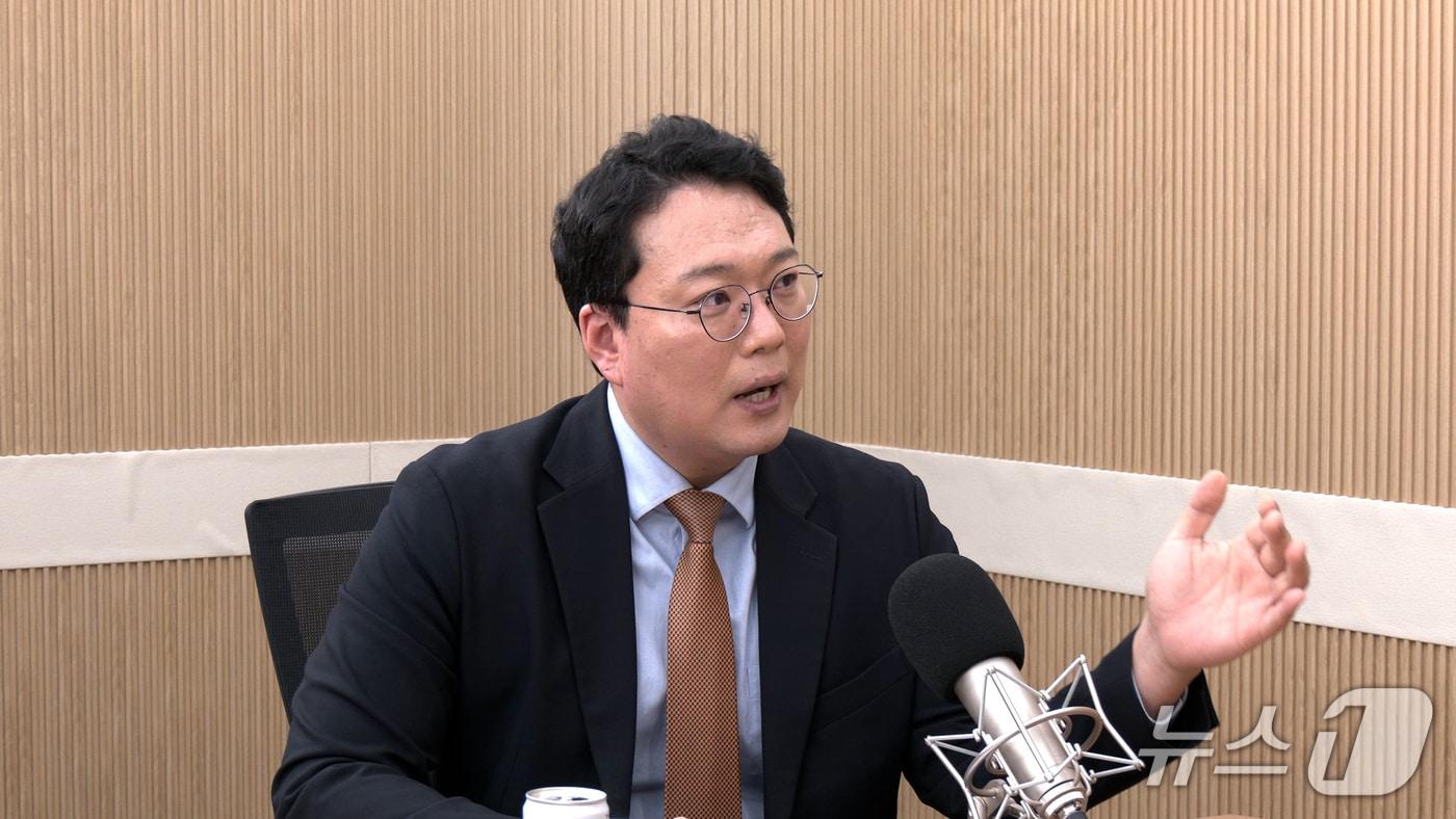 본문 이미지 - 천하람 개혁신당 원내대표가 5일 뉴스1TV '팩트앤뷰'에 출연해 질문에 답하고 있다.(뉴스1TV '팩트앤뷰' 캡처)