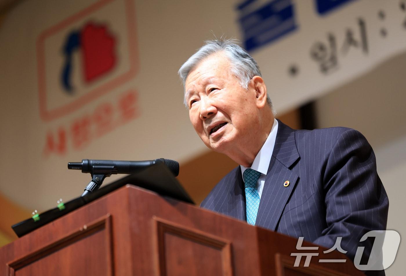 본문 이미지 - 이중근 부영그룹 회장이 5일 서울 중구 부영태평빌딩 컨벤션홀에서 열린 부영그룹 신년 시무식 및 ‘자녀 1인당 1억원’ 출산장려금 행사에서 신년사를 하고 있다. 2026.2.5/뉴스1 ⓒ News1 이호윤 기자