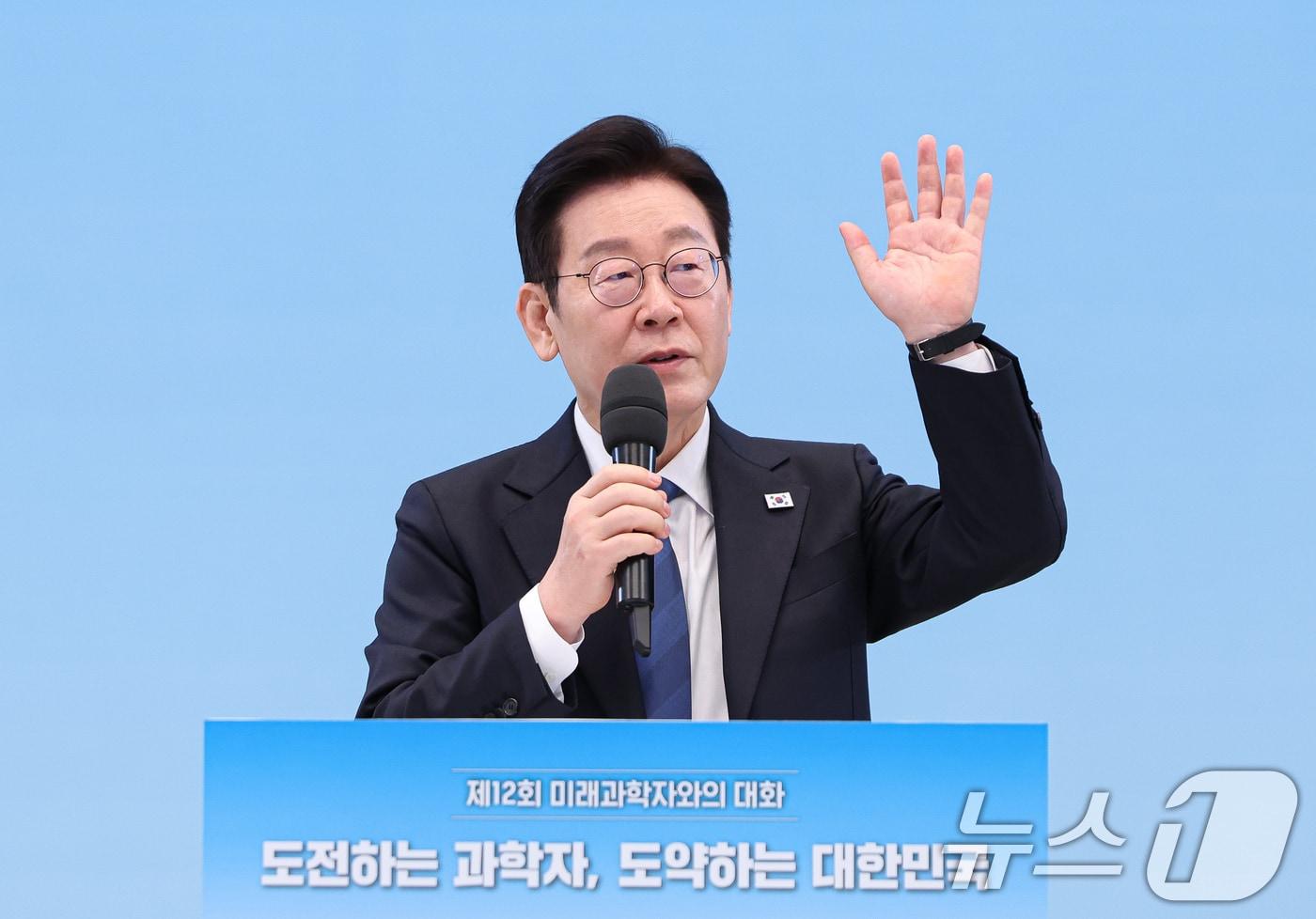 본문 이미지 - 이재명 대통령이 5일 청와대에서 열린 대통령과학장학생·올림피아드 대표단 친수 및 간담회(미래 과학자와의 대화)에서 발언을 하고 있다. 2026.2.5/뉴스1 ⓒ News1 허경 기자