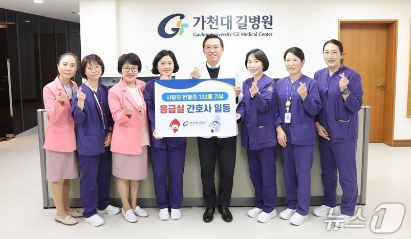 본문 이미지 - 헌혈증 기부 기념사진 (가천대 길병원 제공.재판매 및 DB금지)