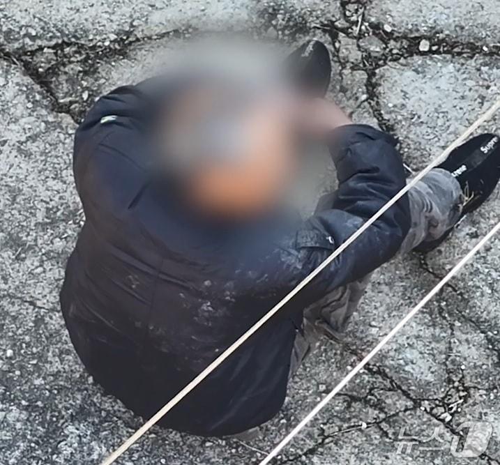 본문 이미지 - 경찰이 드론을 활용해 실종된 치매노인을 구조하는 모습. (사진=경기북부경찰청).ⓒ News1