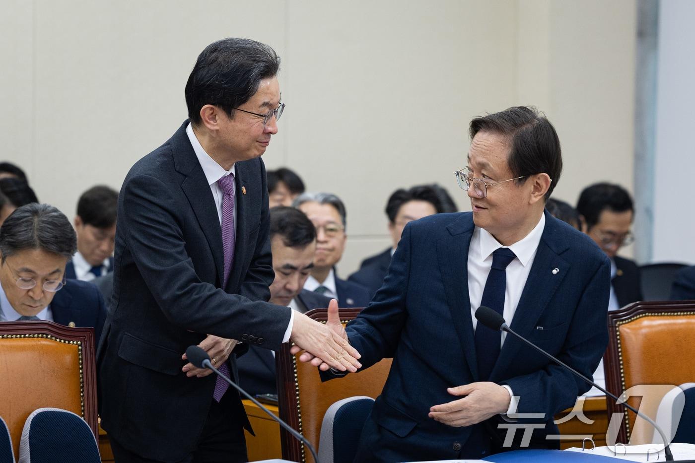 본문 이미지 - 이억원 금융위원장(왼쪽)과 이찬진 금융감독원장이 5일 서울 여의도 국회에서 열린 제432회 국회(임시회) 정무위원회 제1차 전체회의에 출석해 인사하고 있다. 2026.2.5 ⓒ 뉴스1 유승관 기자