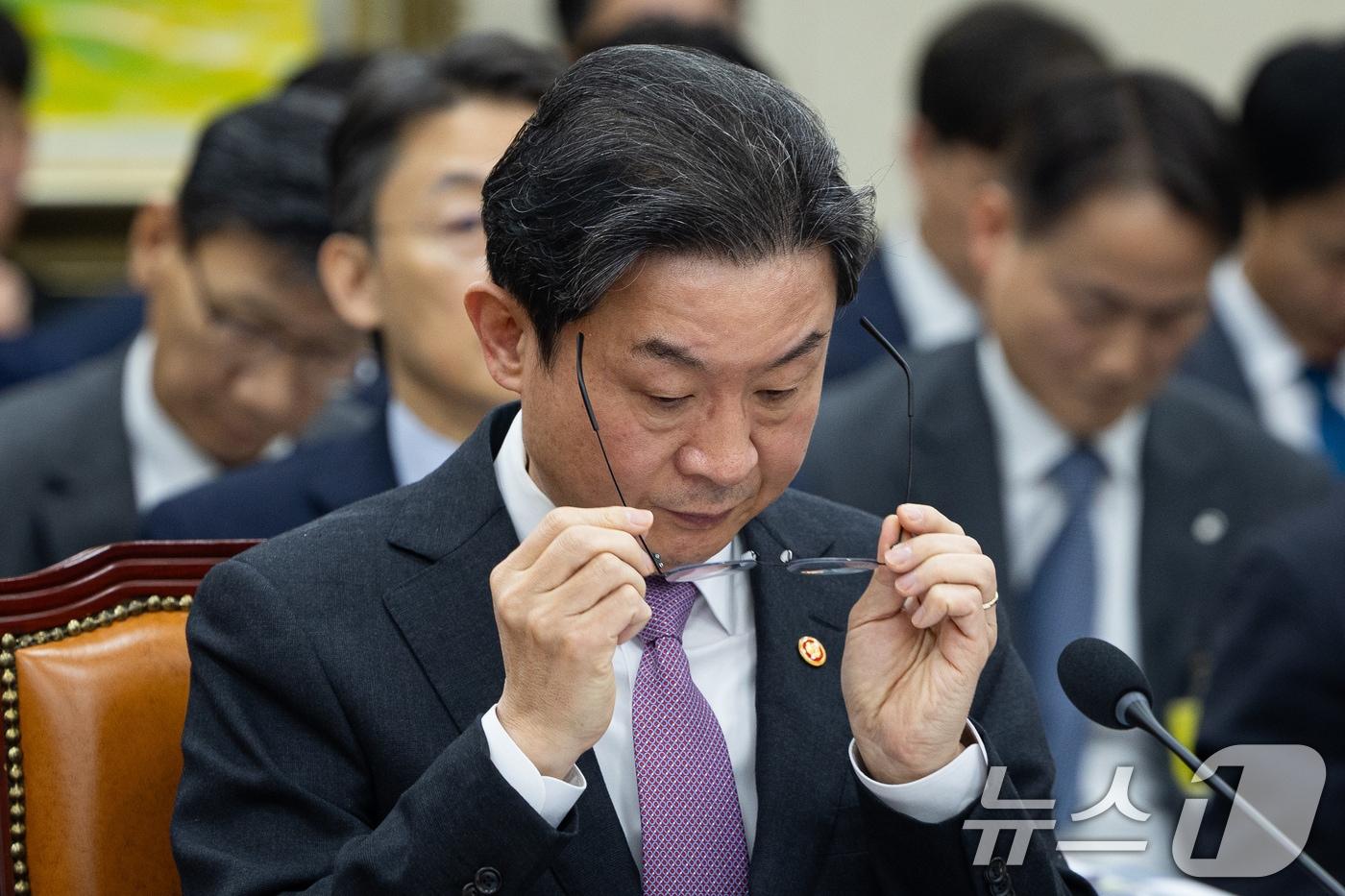 본문 이미지 - 이억원 금융위원장이 5일 서울 여의도 국회에서 열린 제432회 국회(임시회) 정무위원회 제1차 전체회의에 출석해 안경을 고쳐 쓰고 있다. 2026.2.5/뉴스1 ⓒ News1 유승관 기자