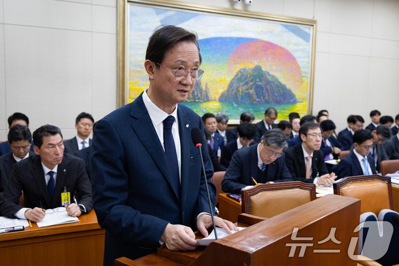 본문 이미지 - 이찬진 금융위원장이 5일 서울 여의도 국회에서 열린 제432회 국회(임시회) 정무위원회 제1차 전체회의에서 업무현황보고를 하고 있다. 2026.2.5/뉴스1 ⓒ News1 유승관 기자