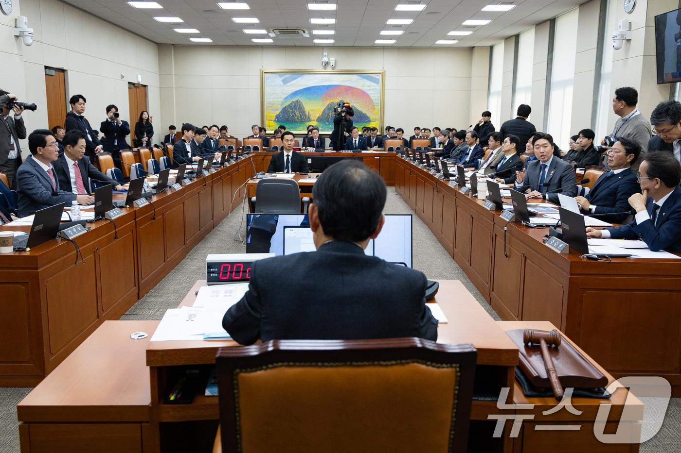 본문 이미지 - 5일 서울 여의도 국회에서 열린 제432회 국회(임시회) 정무위원회 제1차 전체회의에서 여야 의원들이 여당의원 주도로 김병주 MBK파트너스 회장 등을 고발한 것과 관련해 언쟁을 벌이고 있다. 2026.2.5/뉴스1 ⓒ News1 유승관 기자