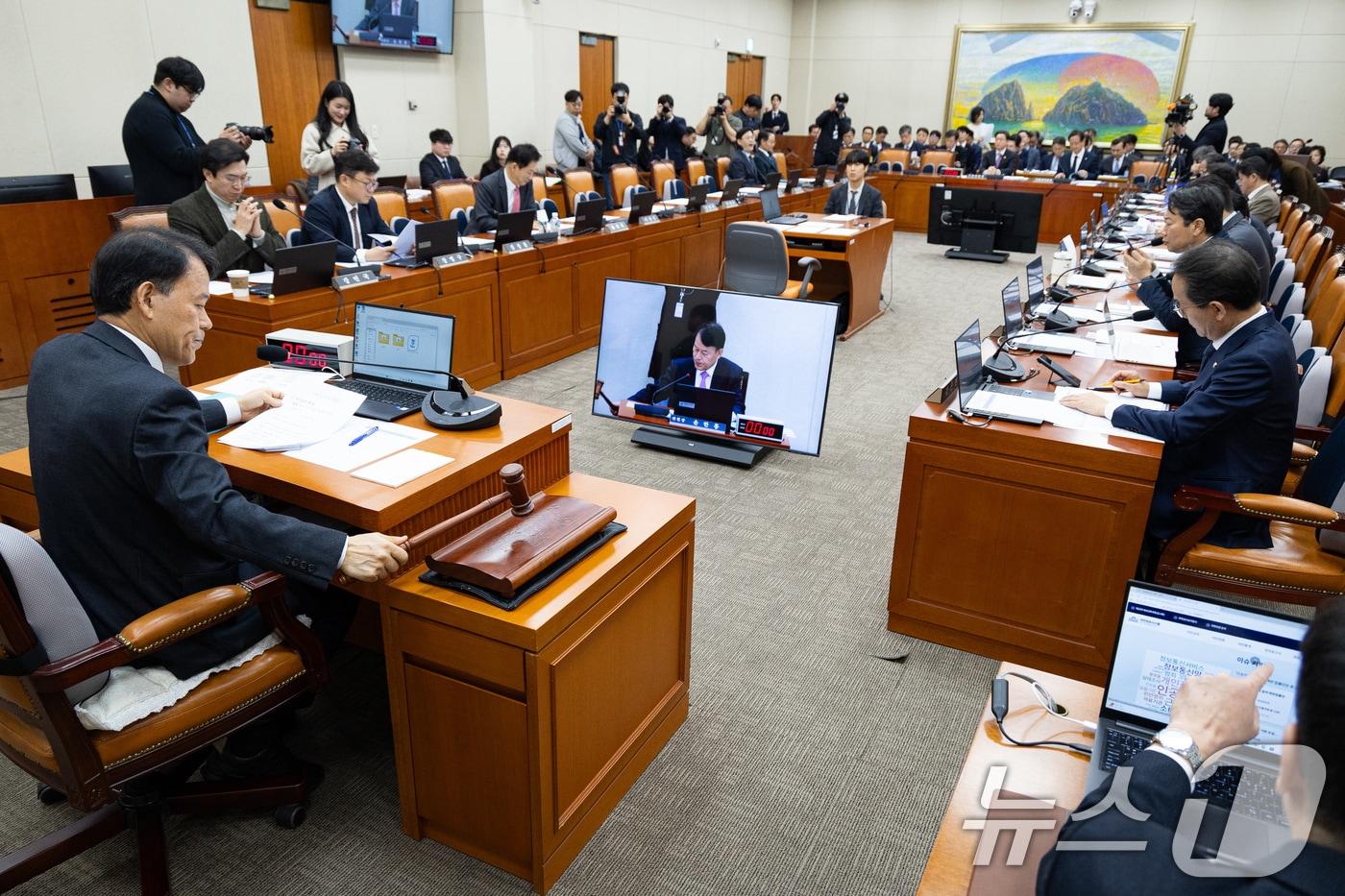 본문 이미지 - 윤한홍 국회 정무위원장이 5일 서울 여의도 국회에서 열린 제432회 국회(임시회) 정무위원회 제1차 전체회의에서 의사봉을 두드리고 있다. 2026.2.5/뉴스1 ⓒ News1 유승관 기자