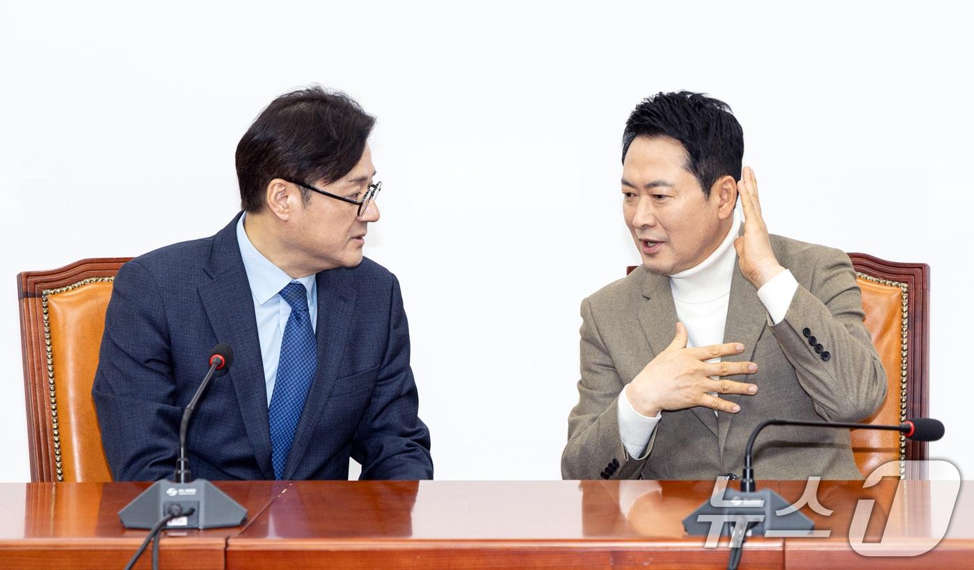 본문 이미지 - 장동혁 국민의힘 대표가 5일 서울 여의도 국회에서 홍익표 청와대 정무수석을 접견하고 있다. 2026.2.5/뉴스1 ⓒ News1 이승배 기자