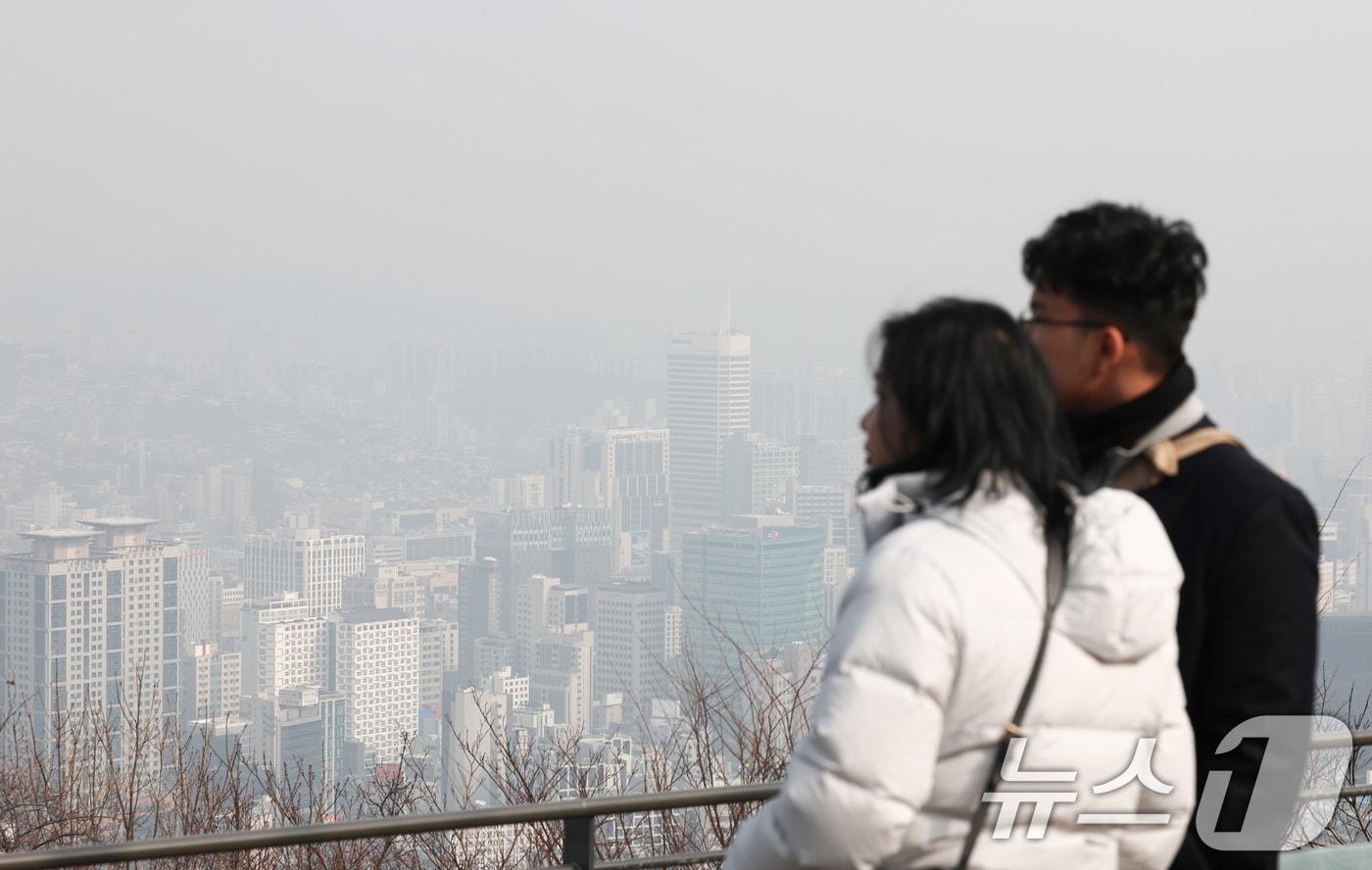 본문 이미지 - 수도권 지역의 초미세먼지 농도가 '나쁨' 수준을 보인 5일 서울 남산에서 바라본 도심이 뿌옇다. 2026.2.5/뉴스1 ⓒ News1 최지환 기자