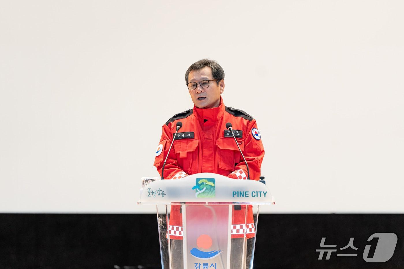 본문 이미지 - 김홍규 강원 강릉시장이 5일 오전 열린 2월 월례조회에서 직원들에게 현장 중심 산불 예방을 강조하고 있다.(강릉시 제공, 재판매 및 DB 금지) 2026.2.5/뉴스1