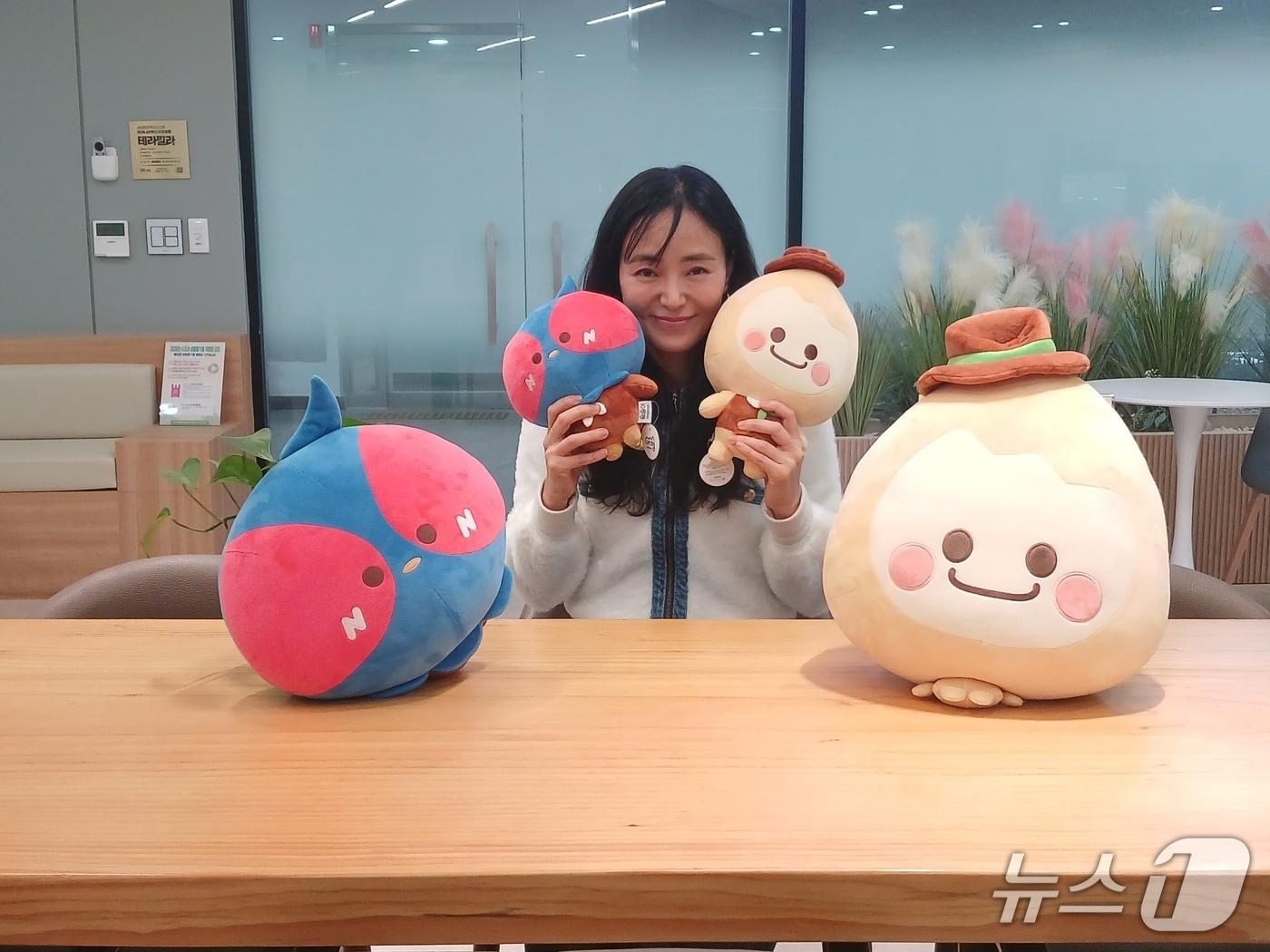 본문 이미지 - 경기 가평군 직원이 송송이(사진 왼쪽)와 갓평이(사진 오른쪽)을 들고 사진을 찍고 있다.(가평군 제공. 재판매 및 DB 금지)/뉴스1 