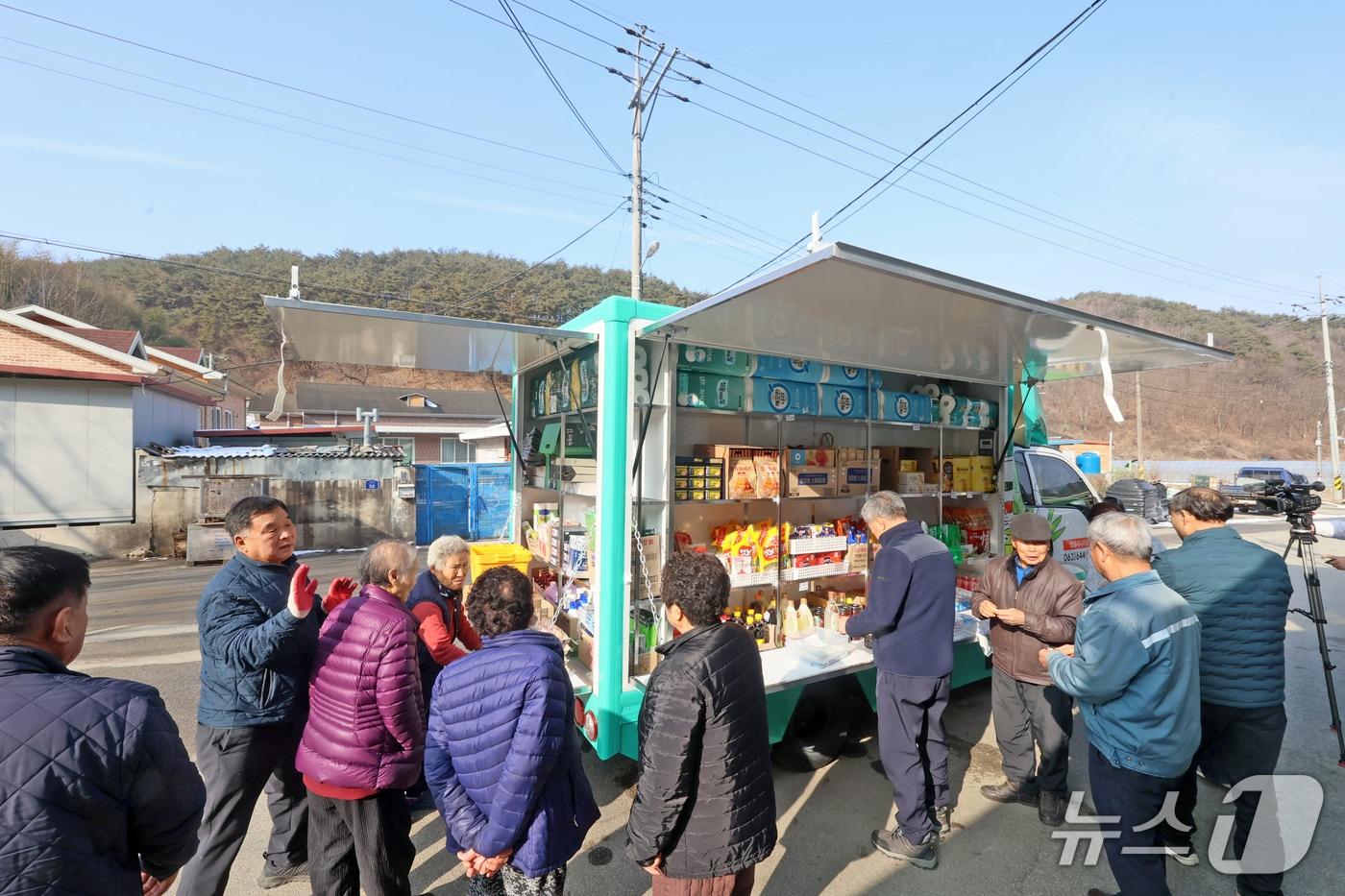 본문 이미지 - 전북 임실군이 생필품을 사는 데 어려움을 겪는 농촌지역 주민들을 위한 '찾아가는 이동장터'를 운영한다.(임실구제공, 재판매 및 DB금지)2026.2.5/뉴스1