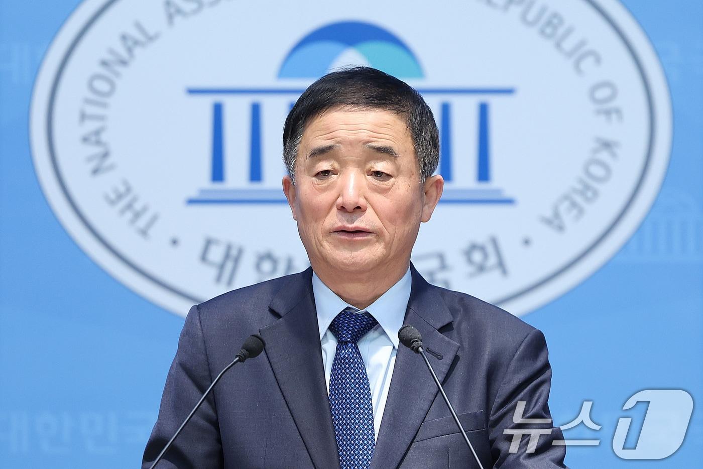 본문 이미지 - 강득구 더불어민주당 의원이 5일 서울 여의도 국회 소통관에서 조국혁신당과의 합당 관련 기자회견을 하고 있다. 2026.2.5/뉴스1 ⓒ News1 신웅수 기자