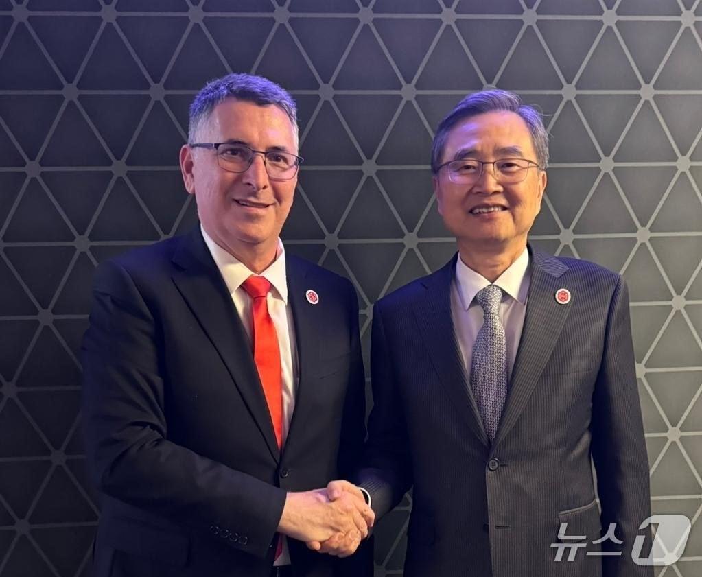 본문 이미지 - 조현 외교부 장관이 4일(현지시간) 미국 워싱턴 D.C.에서 열린 첫 핵심광물 장관급회의 참석을 계기로 기드온 사르 이스라엘 외무부 장관과 양자 회담을 했다. 2026.02.04 출처: 사르 장관 엑스